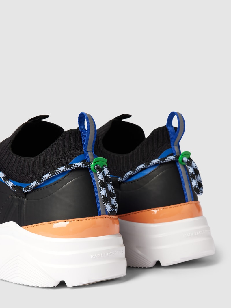 Sneaker mit elastischem Schaft und Schnürung in schwarz