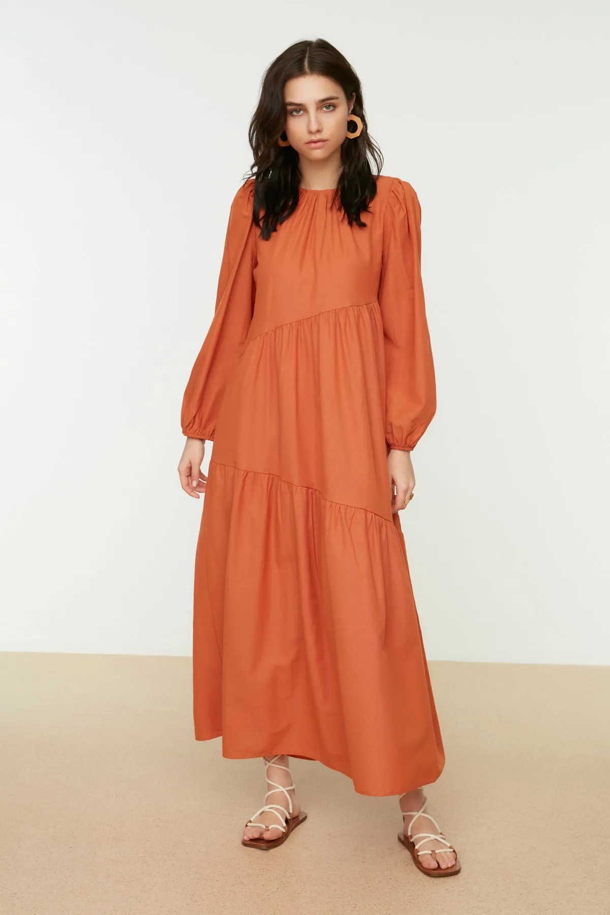 Trendyol Modest  Gewebtes Kleid aus Baumwolle mit weiter Passform und Raffung in Zimtfarbe TCTSS21EL3470