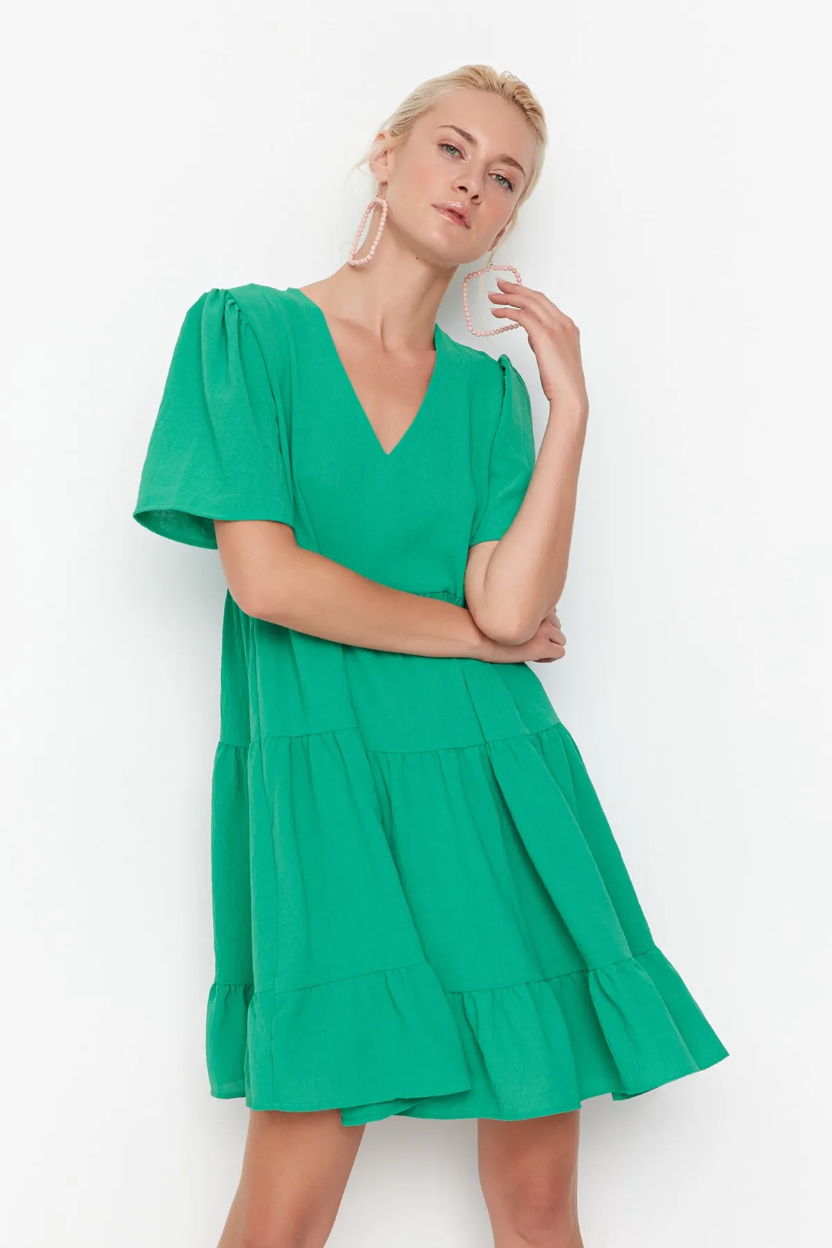 Trendyol Collection  Dunkelgrünes, weit geschnittenes Mini-Webkleid TWOSS20EL0400
