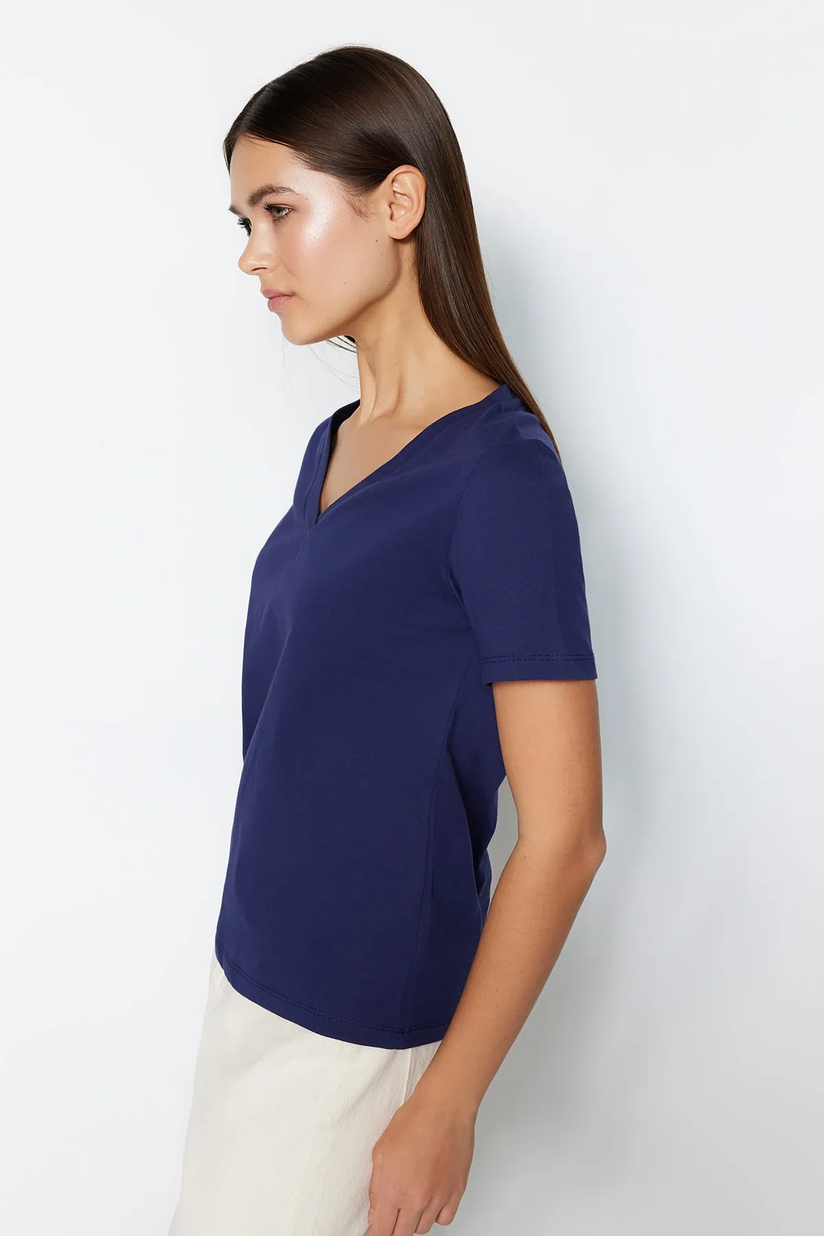 Trendyol Collection  Marineblaues Basic-Strick-T-Shirt mit V-Ausschnitt aus 100 % Baumwolle TWOSS23TS00001