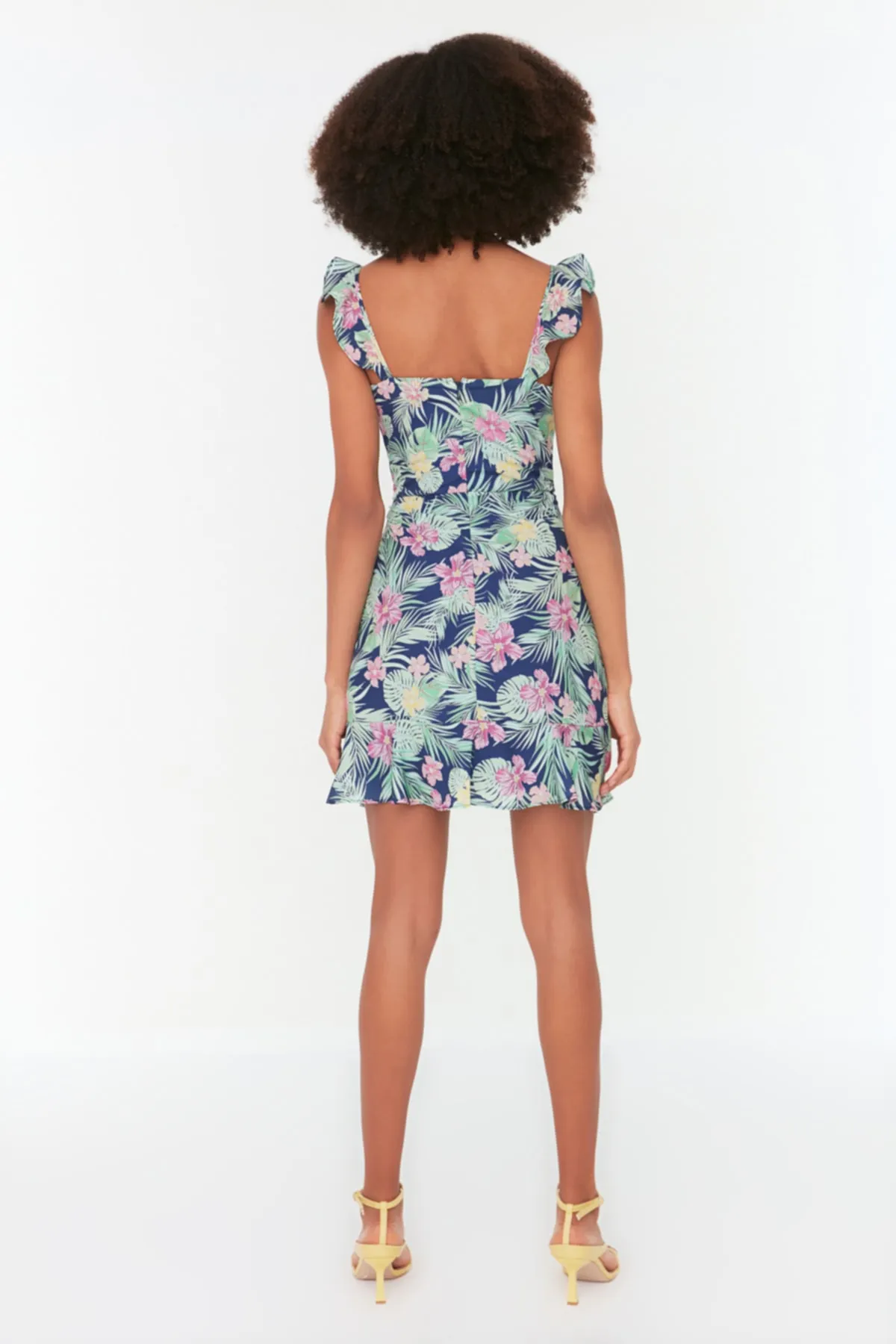 Trendyol Collection  Marineblaues, figurbetontes Mini-Webkleid mit gewebten Trägern und Blumenmuster TWOSS22EL1485