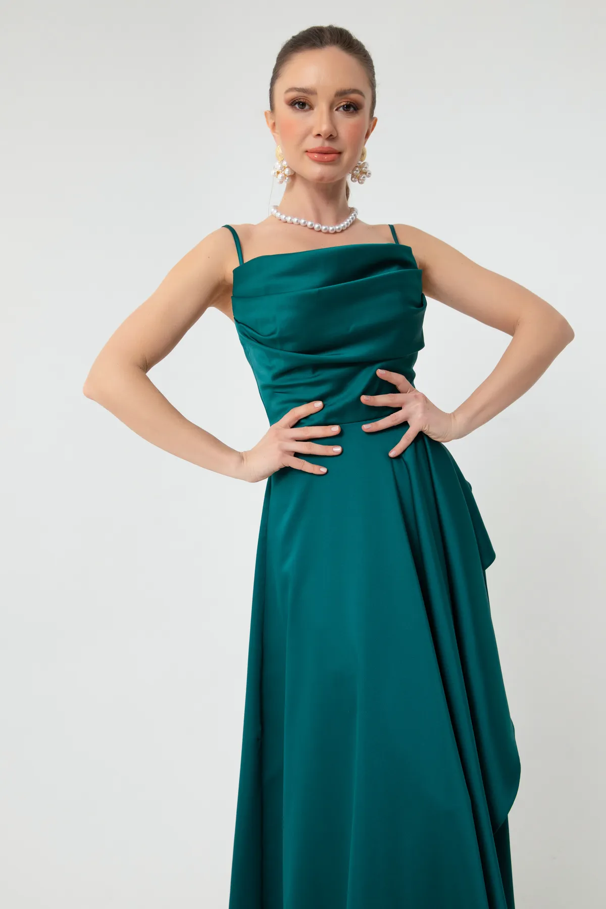 Lafaba  Grünes Abendkleid und Abschlusskleid aus Satin mit Rüschen und Schlitz für Damen