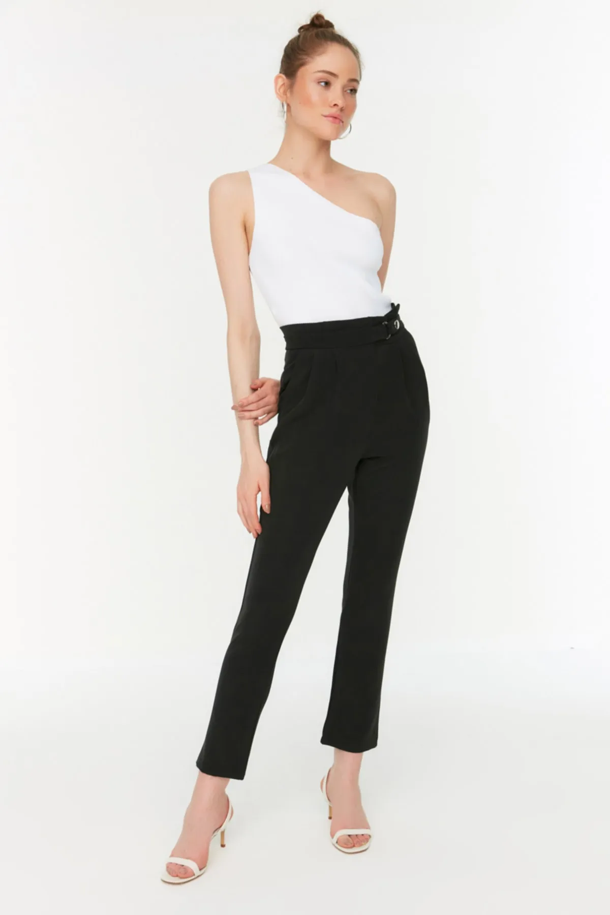 Trendyol Collection  Gewebte, plissierte Hose mit schwarzem Gürtel und Zigarette, schmales Bein, TWOSS20PL0131