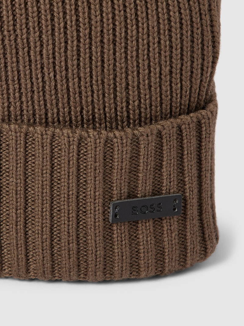 Strickmütze mit Label-Applikation Modell 'Fati' in olivgrün