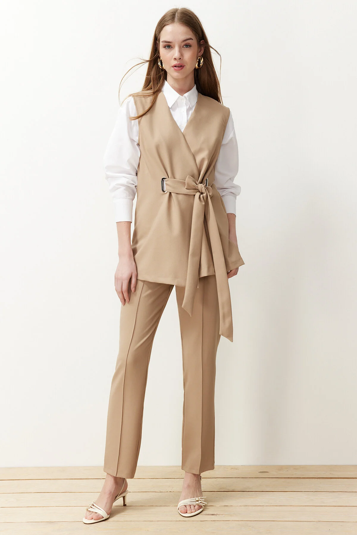 Trendyol Modest  Kamel Accessoire Detailliertes gewebtes Stoff-Westen-Hosen-Unterteil-Top-Set TCTSS24US00035