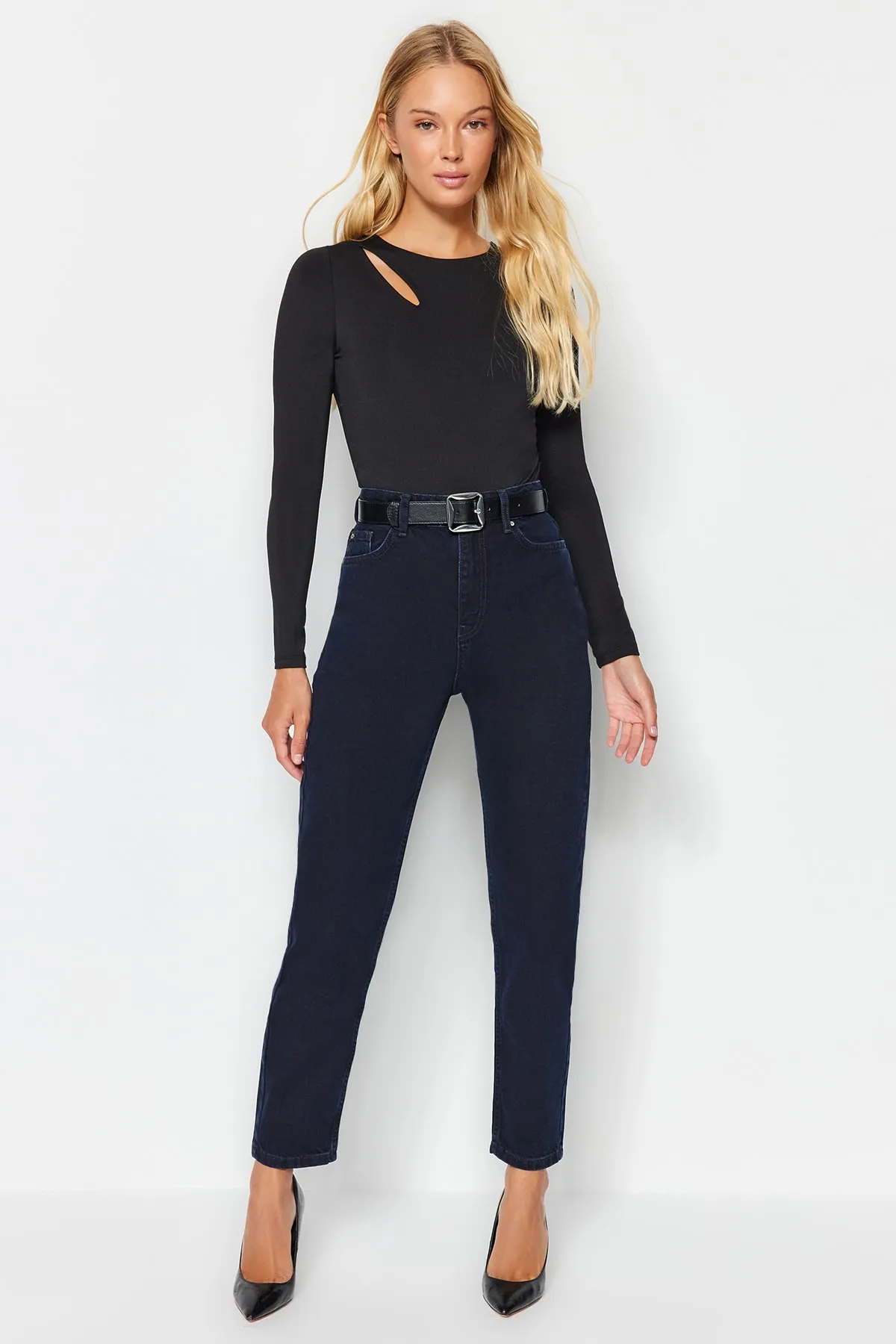 Trendyol Collection  Mitternachtsblaue Mom-Jeans mit hoher Taille TWOSS23JE00085