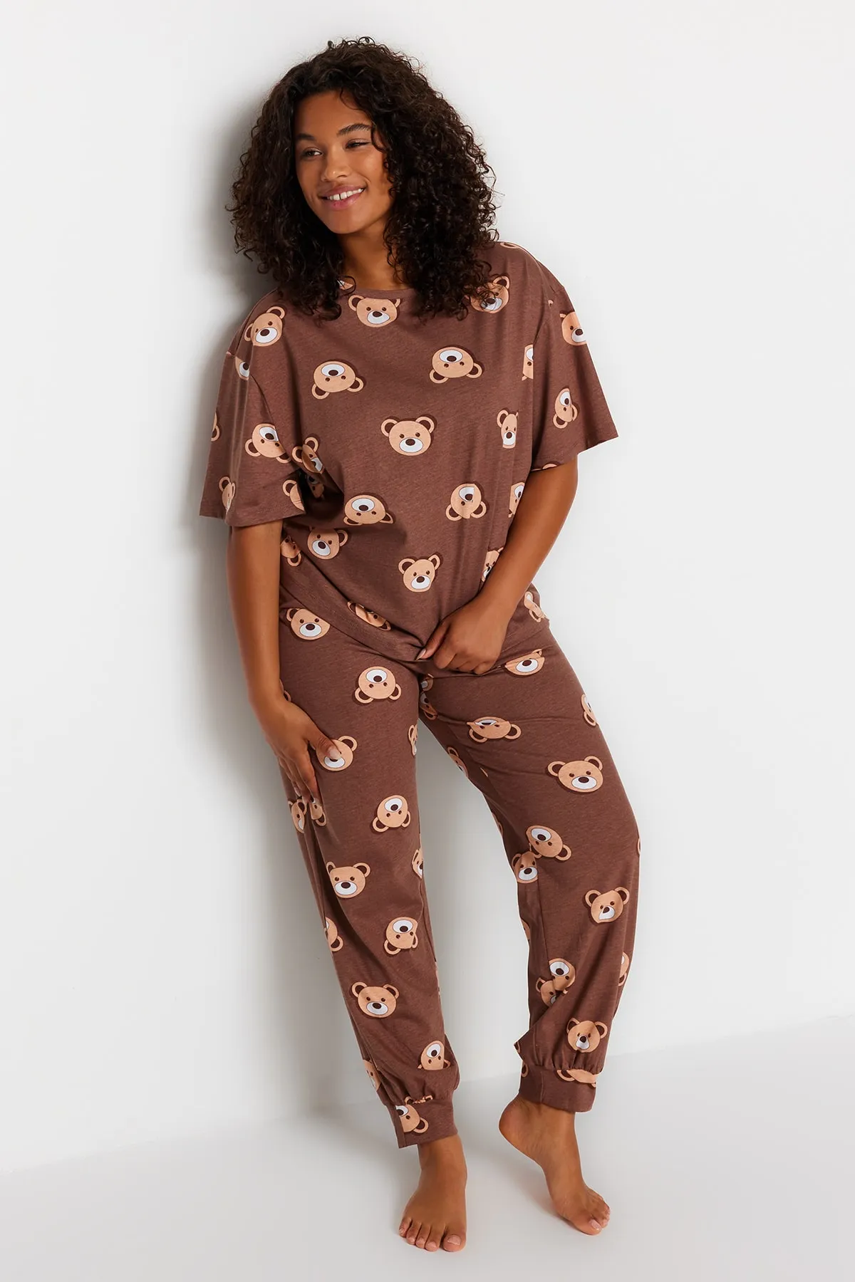 Trendyol Curve  Braunes Pyjama-Set aus Strick mit Teddybär-Muster TBBAW23AI00039