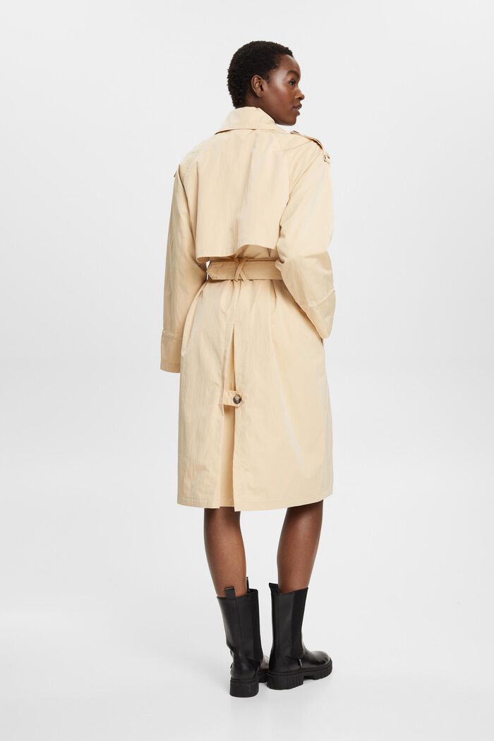 Doppelreihiger Trenchcoat mit Gürtel