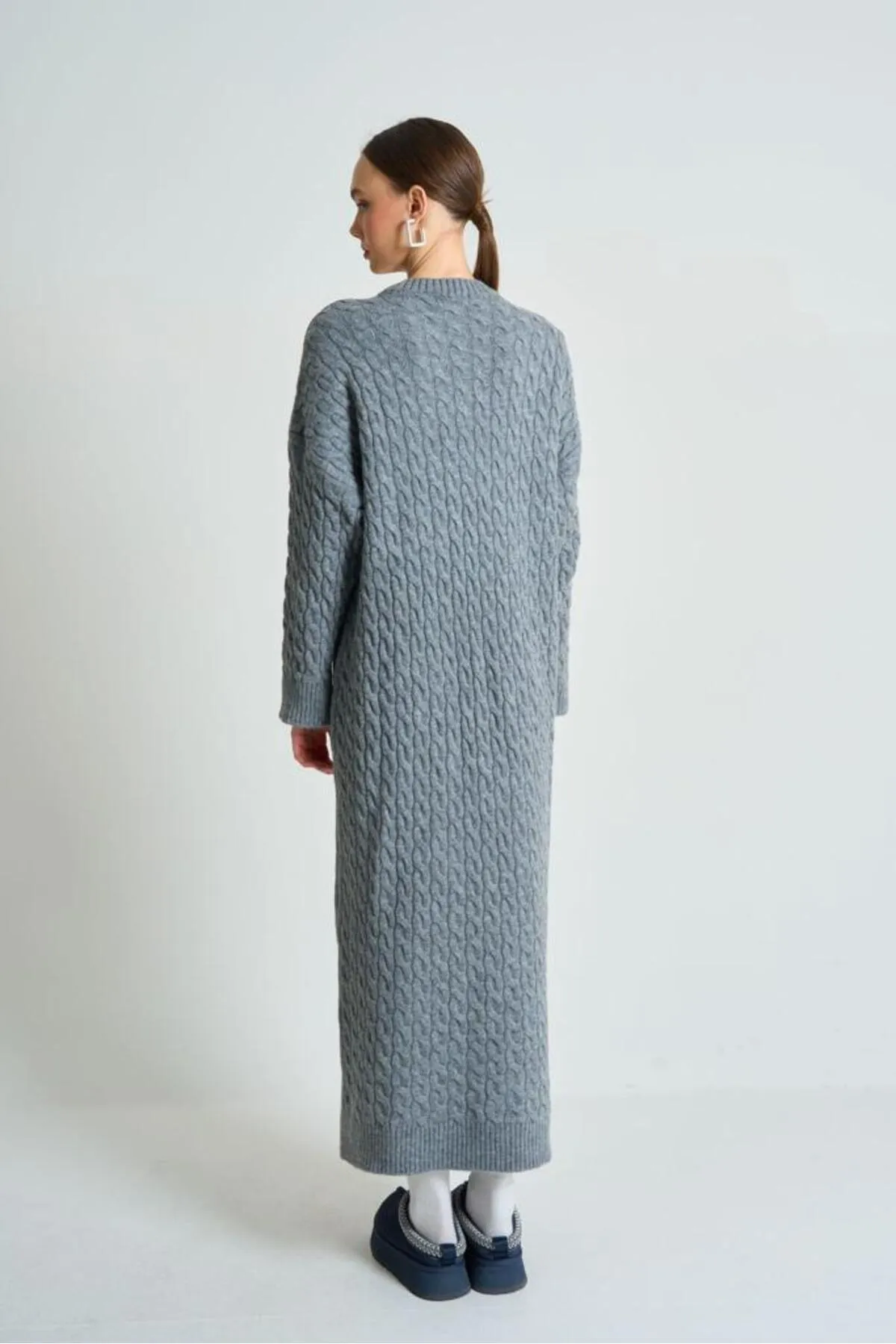 Laluvia  Gestricktes, dickes Strickkleid mit grauem Haar