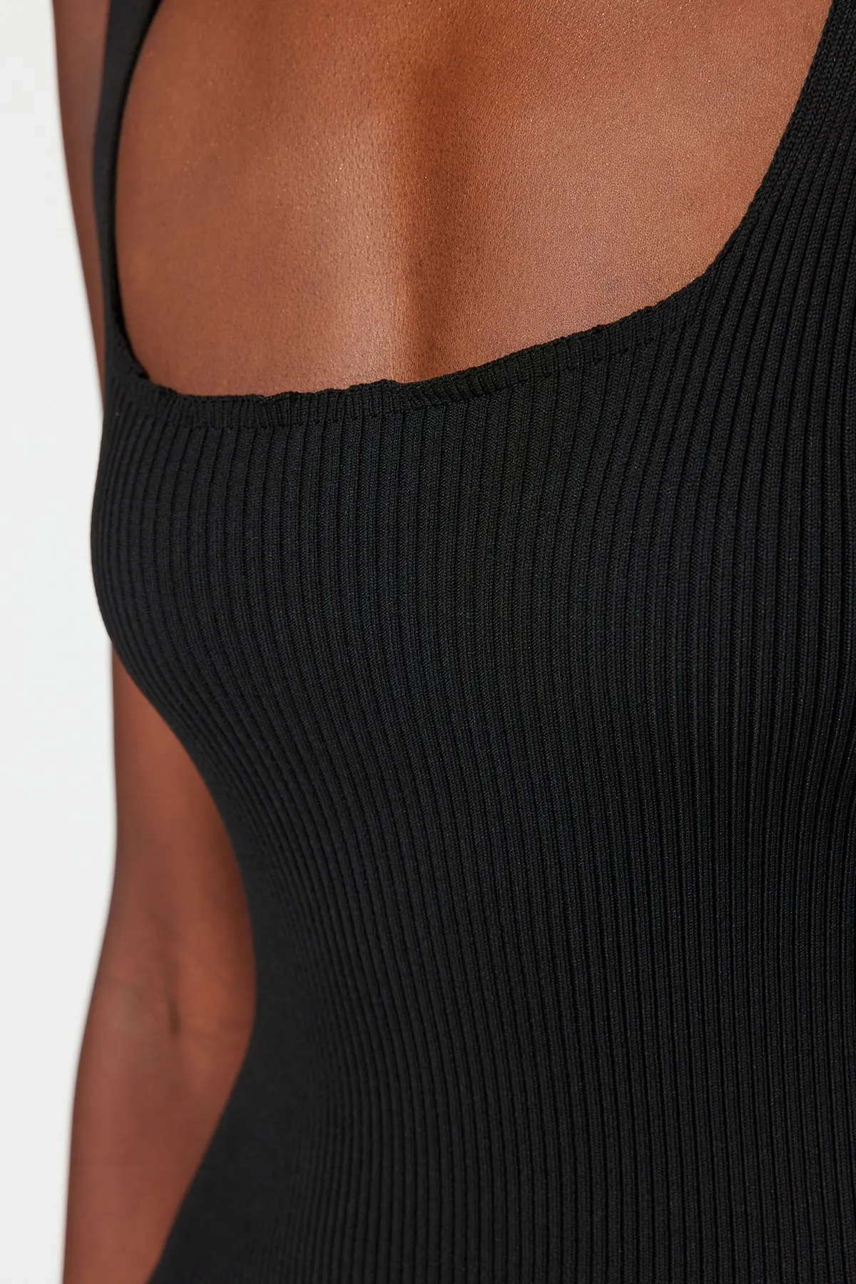 Trendyol Collection  Schwarzes, tailliertes Strick-Abendkleid TPRSS23EL00368