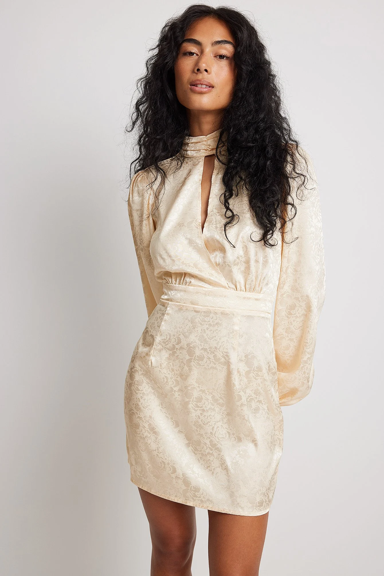 Minikleid aus Jacquard-Satin mit Cut-outs