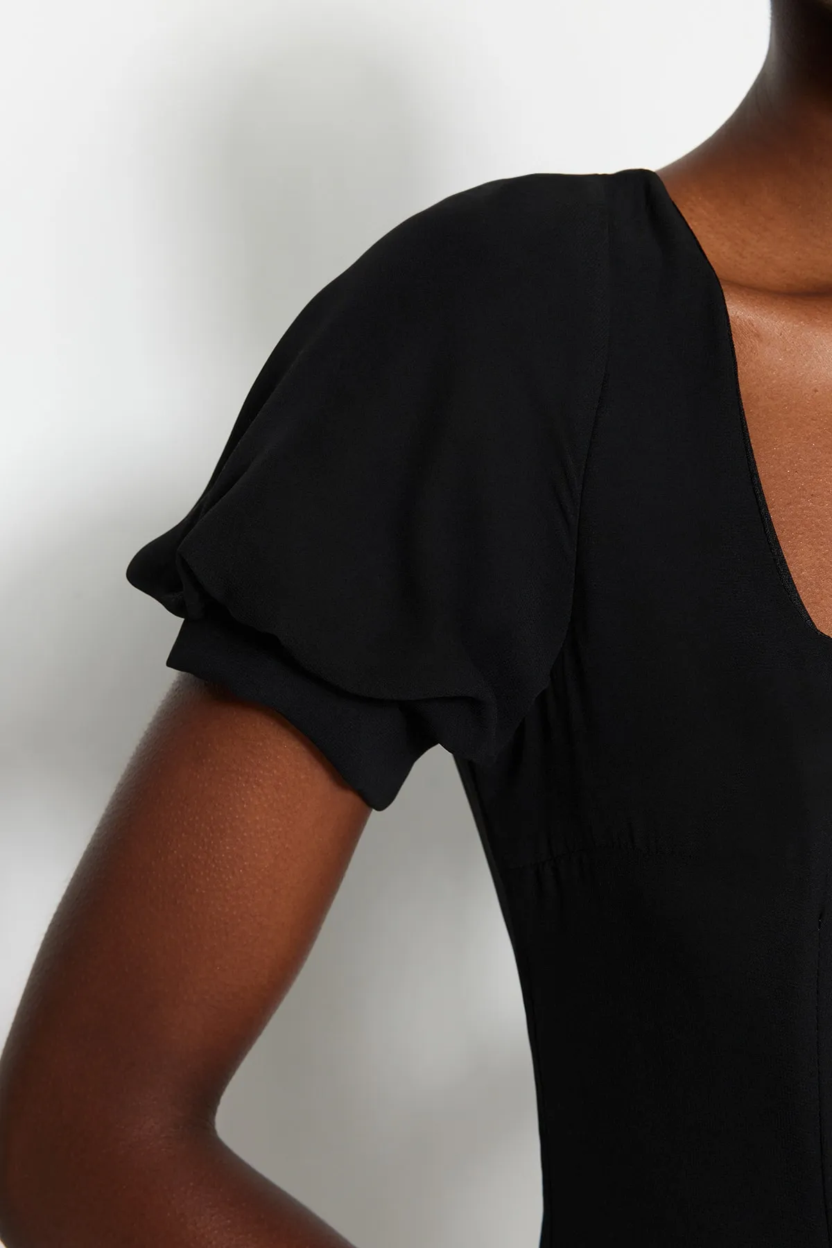 Trendyol Collection  Schwarzes, gerade geschnittenes, gewebtes Mini-Kleid mit Chiffon-Futter und quadratischem Kragen TWOSS23EL00457
