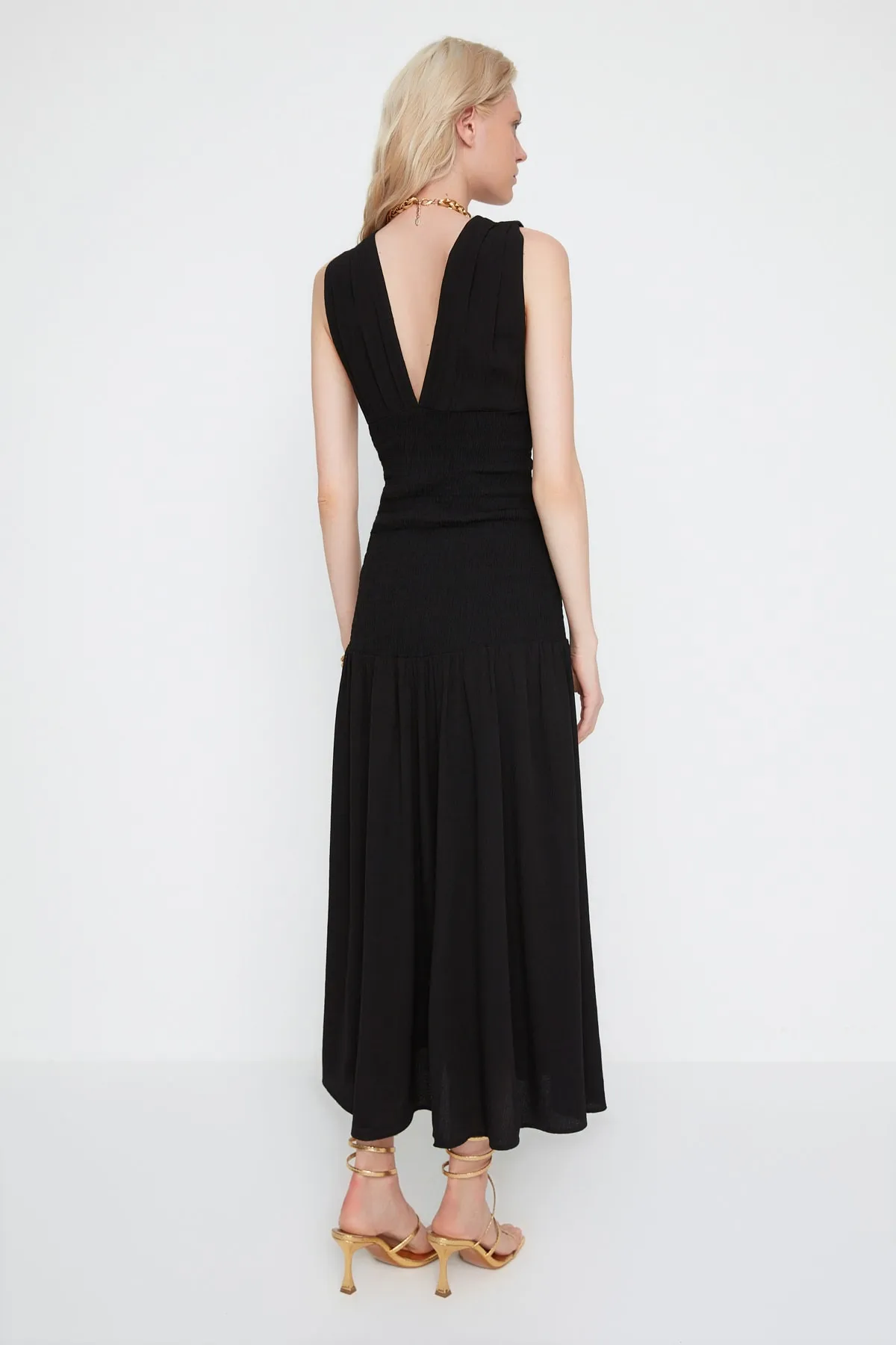 Trendyol Collection  X Moeva Black GiPeli Slit Detailliertes Viskose-Strandkleid tbess22el3173