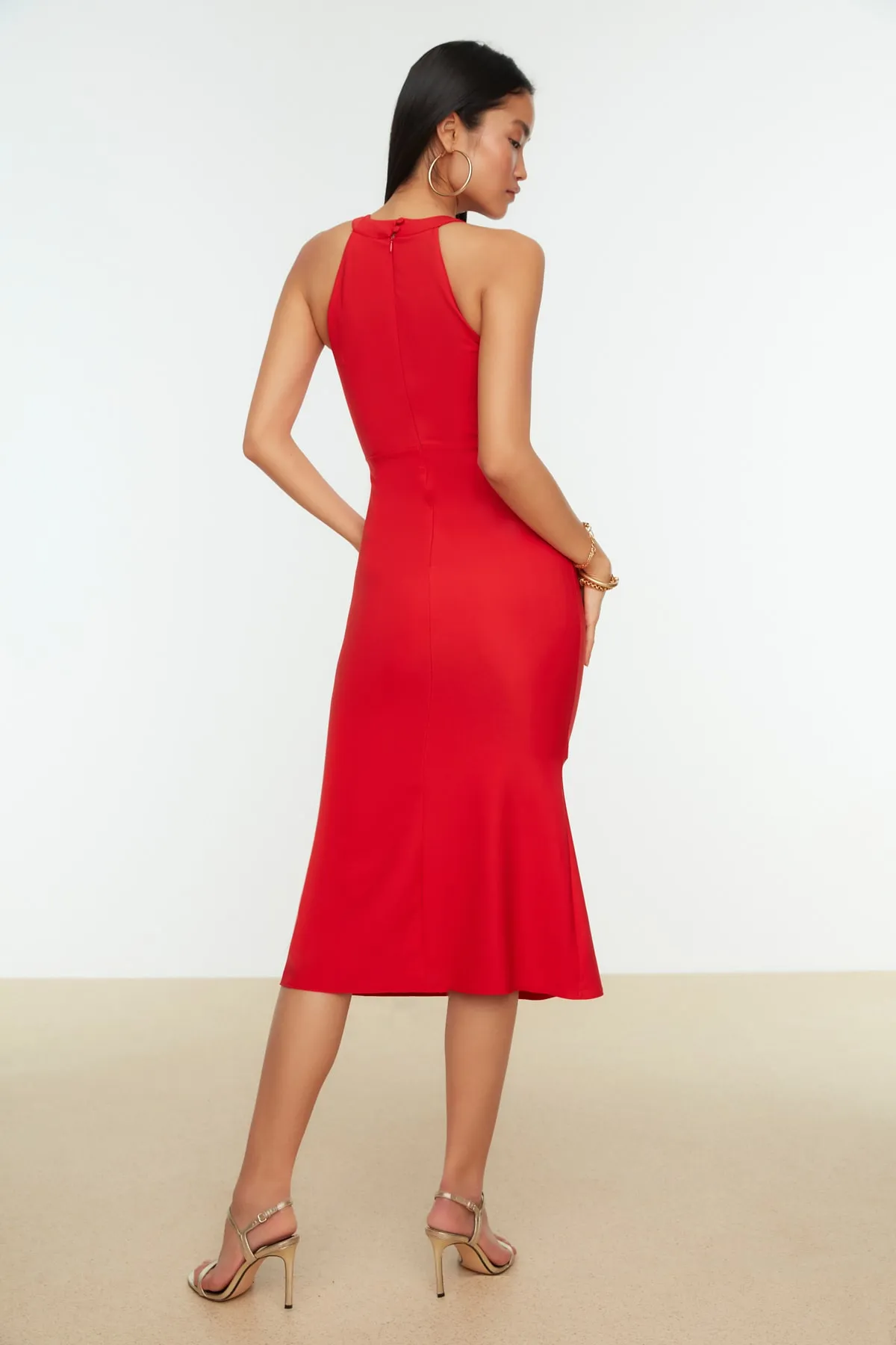 Trendyol Collection  Detailliertes Abendkleid mit Granatapfelblüten-Volant TPRAW19BB0144