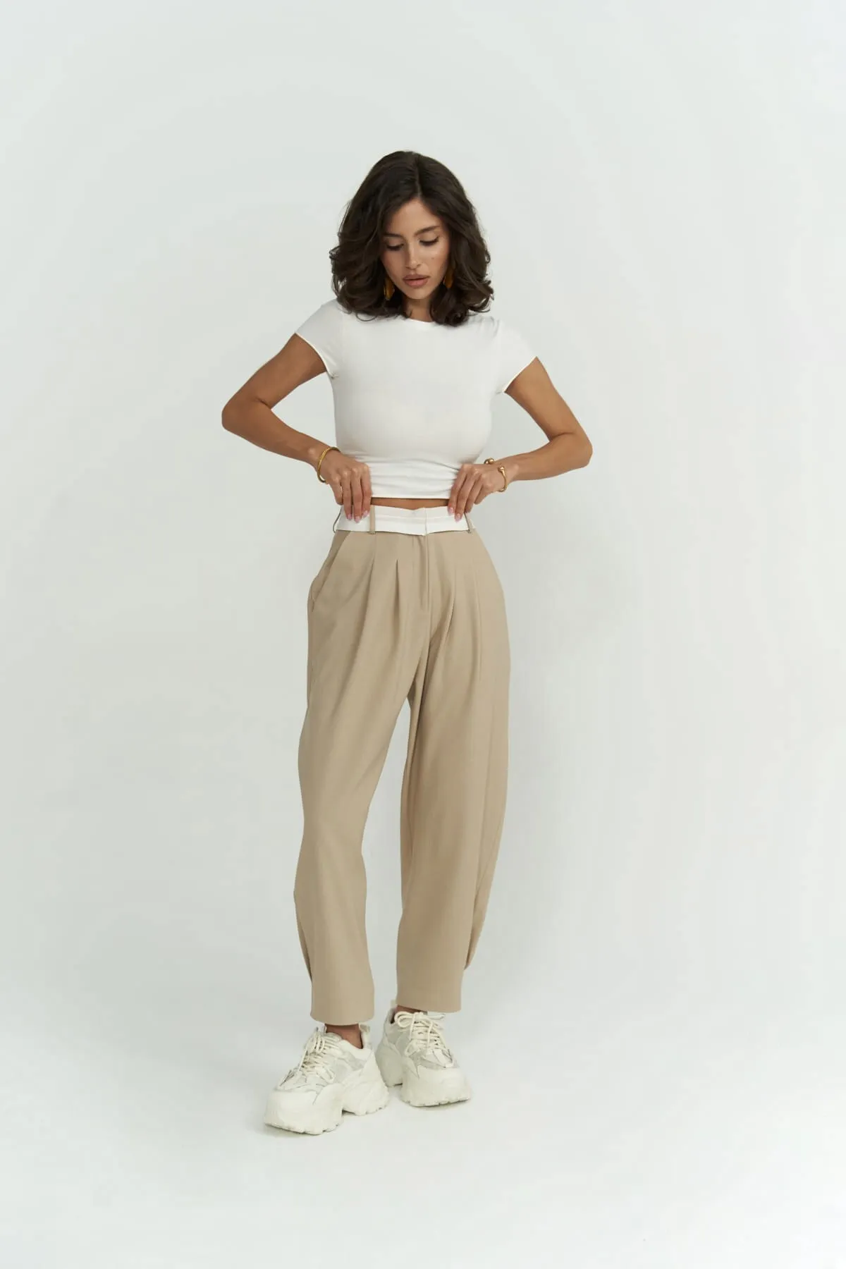 MAİ COLLECTİON  Patrice – Hose mit umgekehrtem Gürtel in Beige
