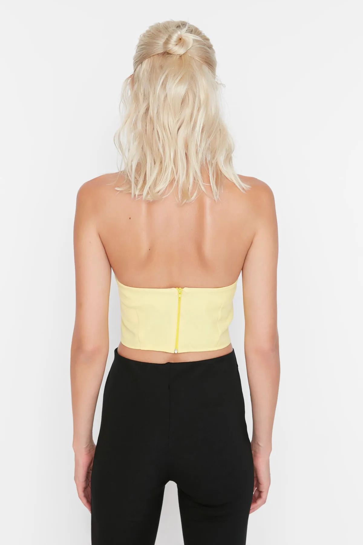 Trendyol Collection  Gelbes Bügel-Bustier mit detailliertem Ausschnitt TPRAW23BS00006
