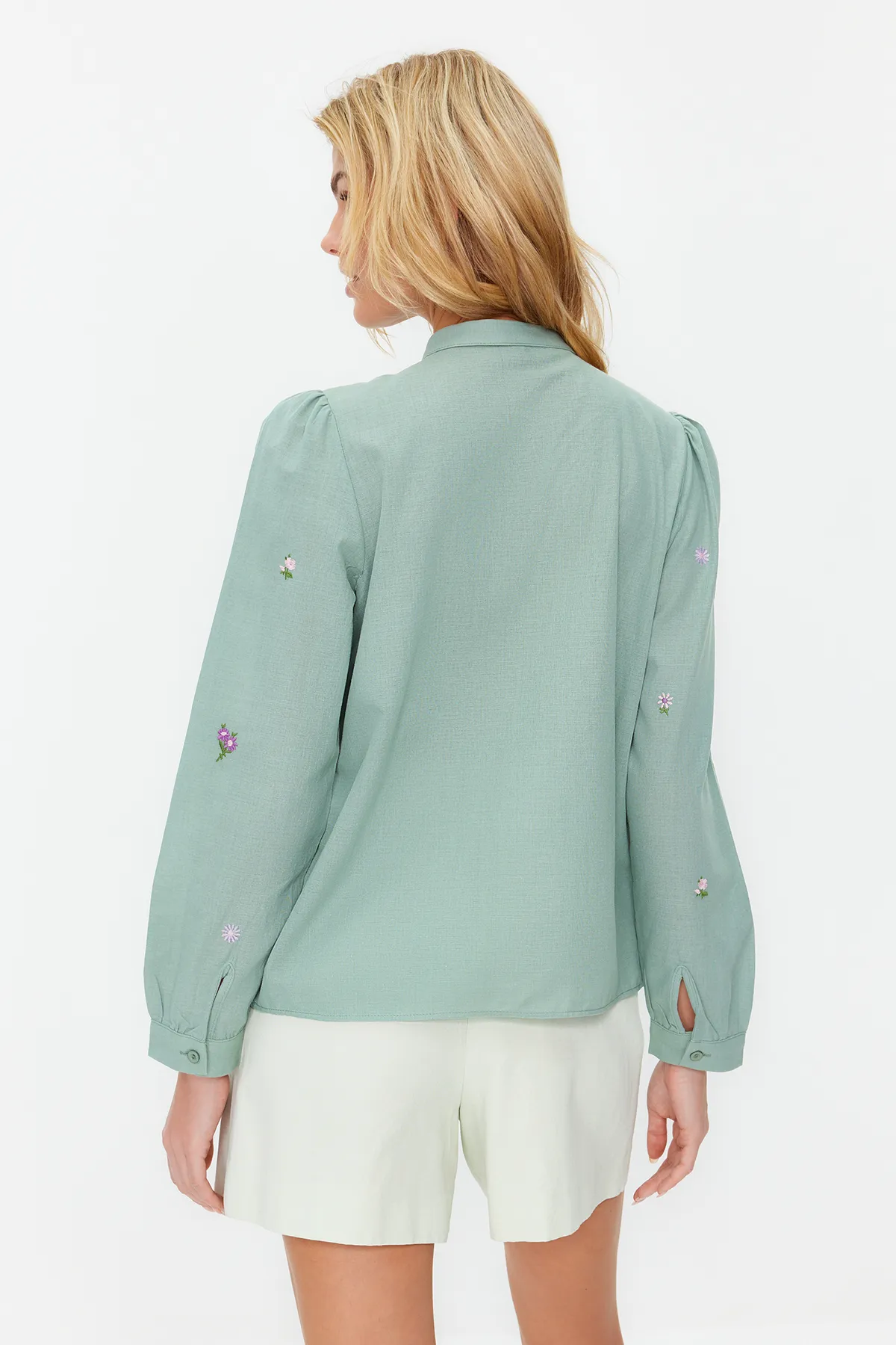 Trendyol Collection  Grüne Blumenstickerei - Regular Shirt mit Stickereidetails TWOSS23GO00152