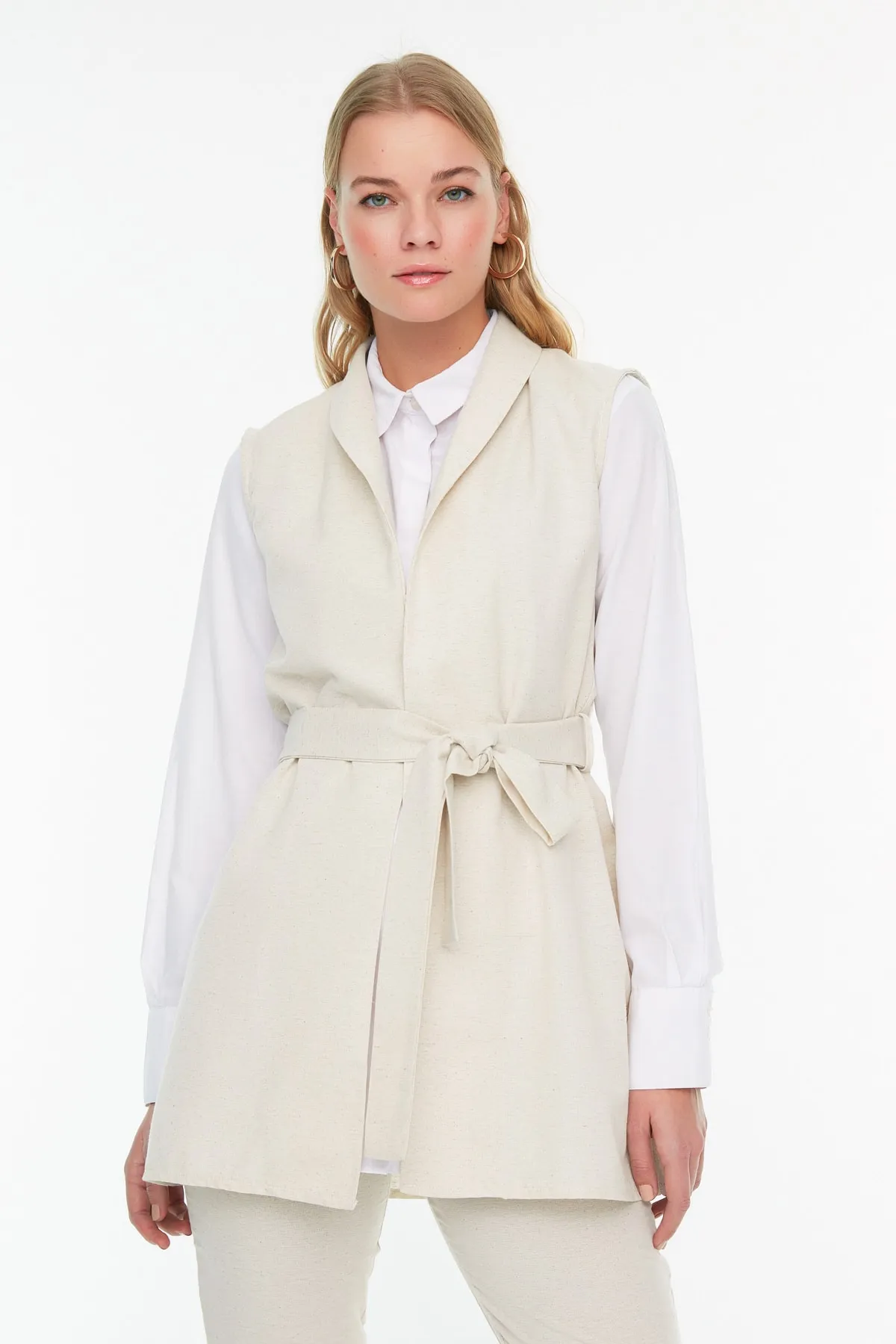Trendyol Modest  Beigefarbener gewebter Anzug aus Weste und Hose in Leinenoptik mit Gürtel TCTSS22US00003