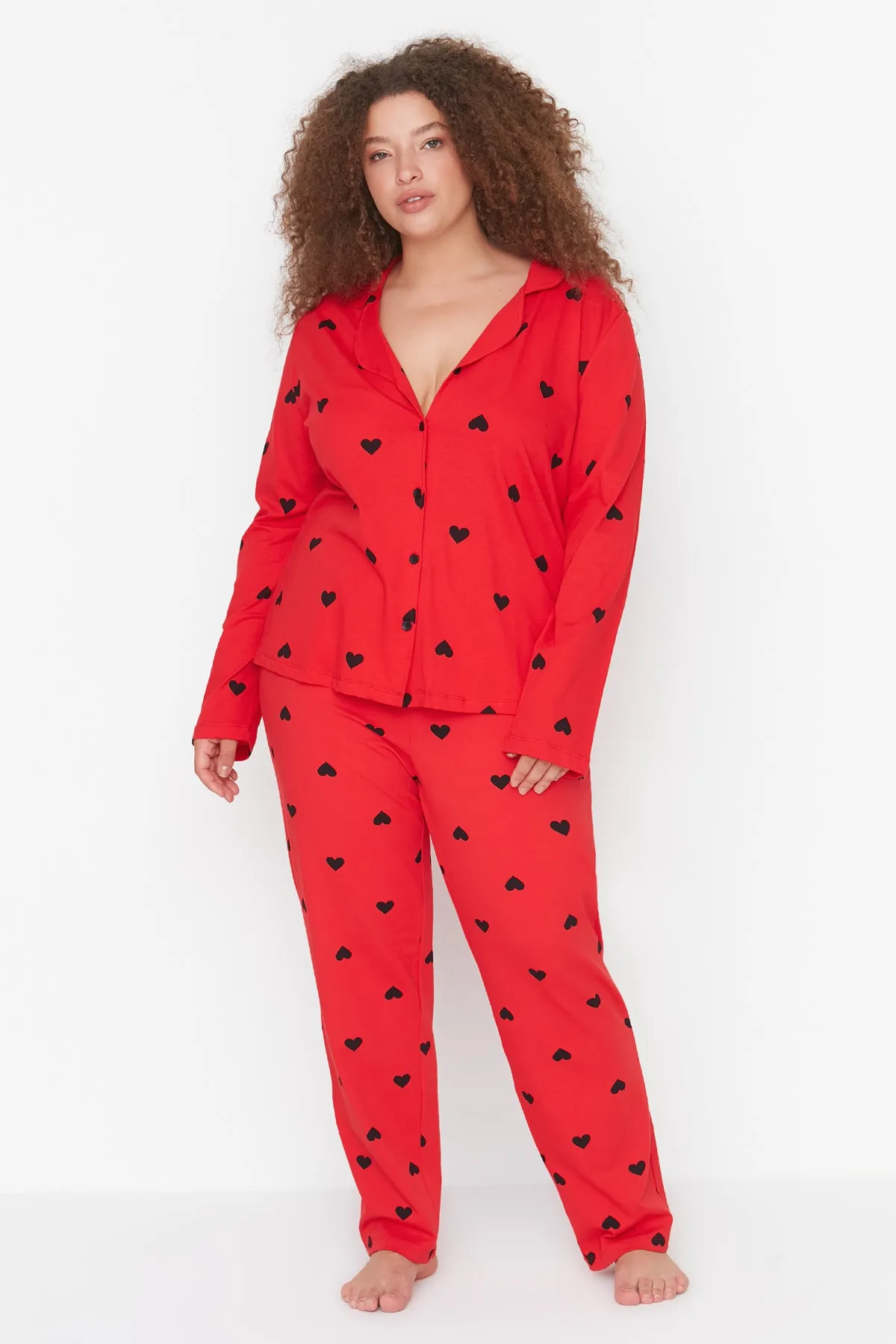 Trendyol Curve  Gestricktes Pyjama-Set mit rotem Herz-Hemdkragen TBBAW23AI00019