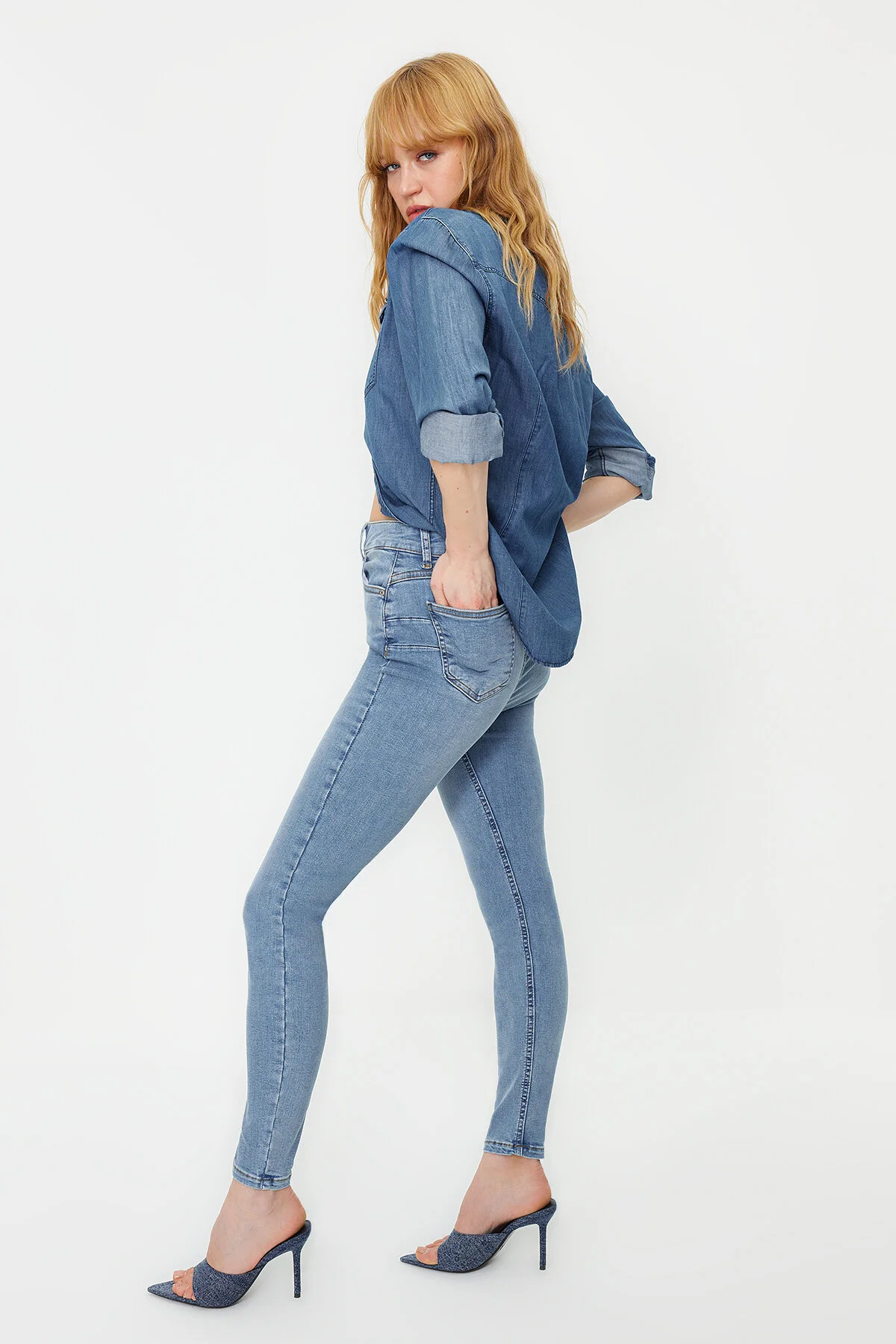 Trendyol Collection  Hellblaue Push-up-Röhrenjeans mit hoher Taille TWOSS24JE00065