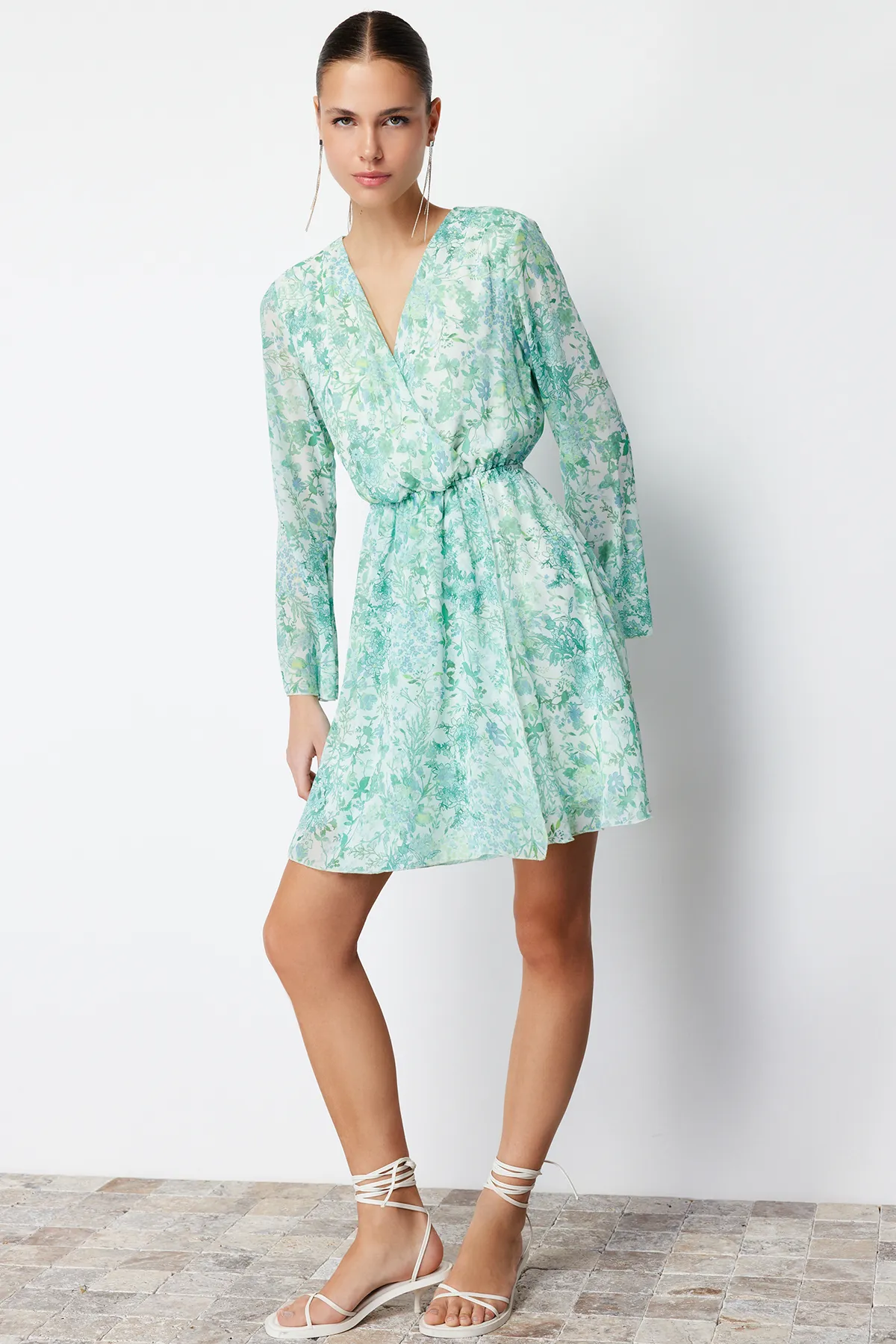 Trendyol Collection  Grünes, geblümtes Mini-Webkleid mit Chiffon-Futter und Taillenöffnung TWOSS24EL00642