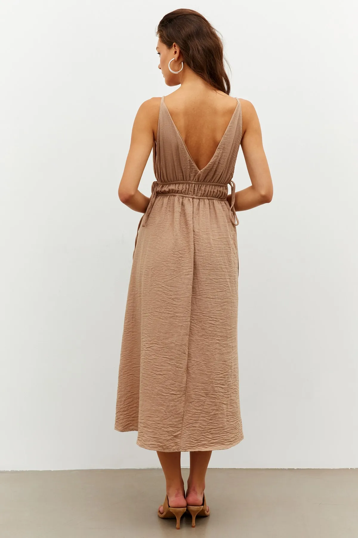 Cool & Sexy  Kamelfarbenes Damen-Midikleid aus Leinen mit V-Ausschnitt vorne und hinten, PP7444