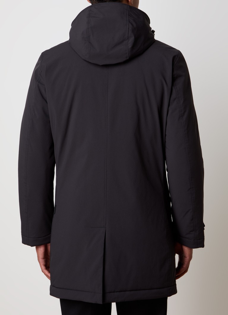 Parka Woolrich cu glugă și buzunare cu fermoar.