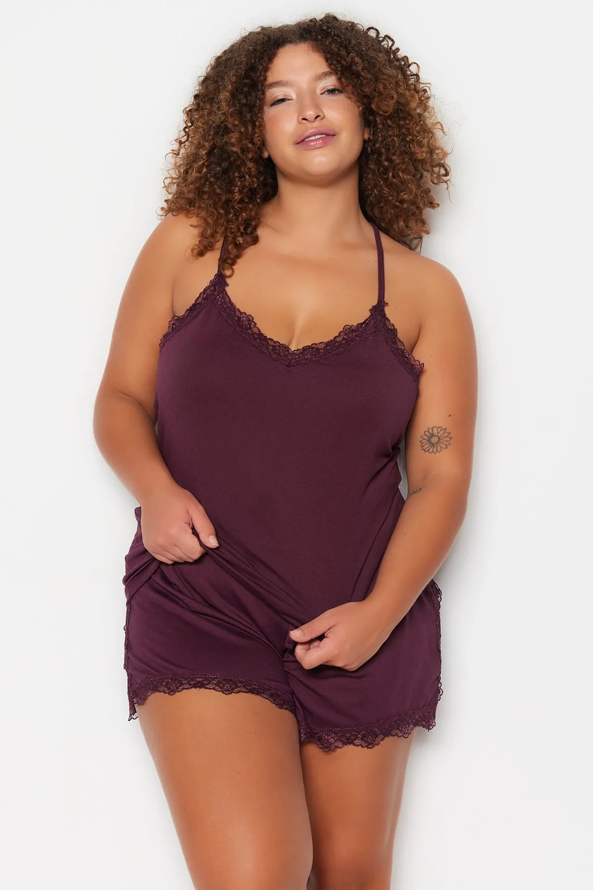 Trendyol Curve  Pyjama-Set mit gestrickten Trägern und Spitze in Pflaumenfarbe TBBSS23AI00016