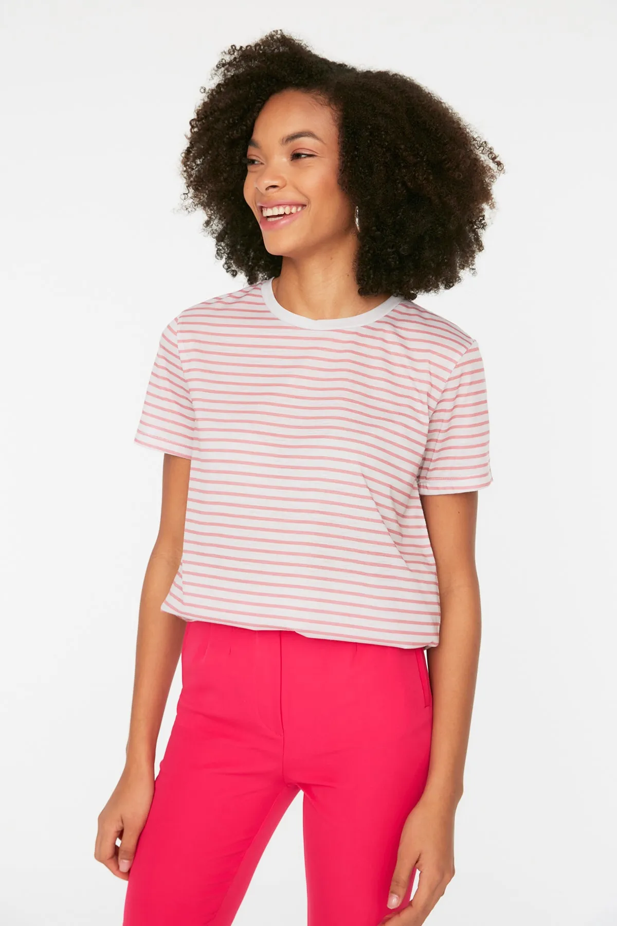 Trendyol Collection  Beige gestreiftes Basic-Strick-T-Shirt mit Rundhalsausschnitt TWOSS21TS0904