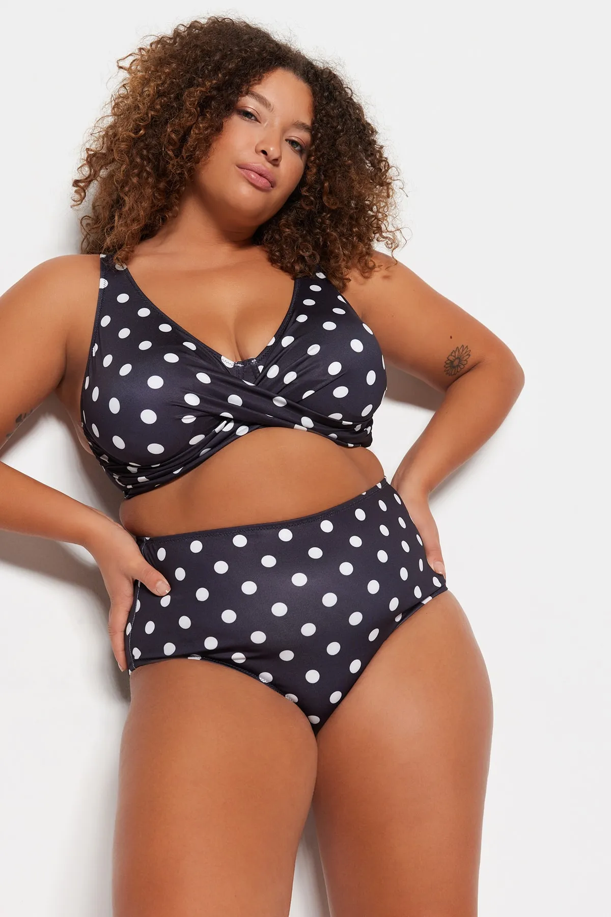 Trendyol Curve  Mehrfarbig gepunktete Bikinihose TBBSS23CR00014