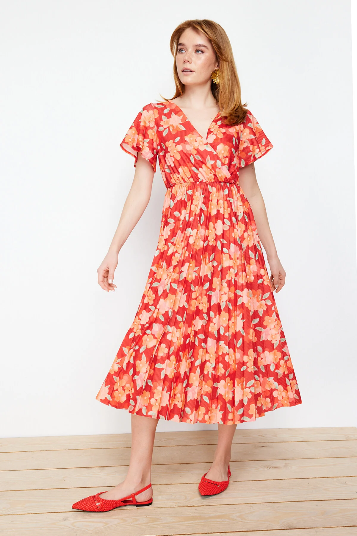 Trendyol Collection  Burgunderrotes Skater-/Gürtelöffnungs-Midikleid aus geripptem, dehnbarem Strick mit zweireihigen Taschentuchärmeln TWOSS24EL00482