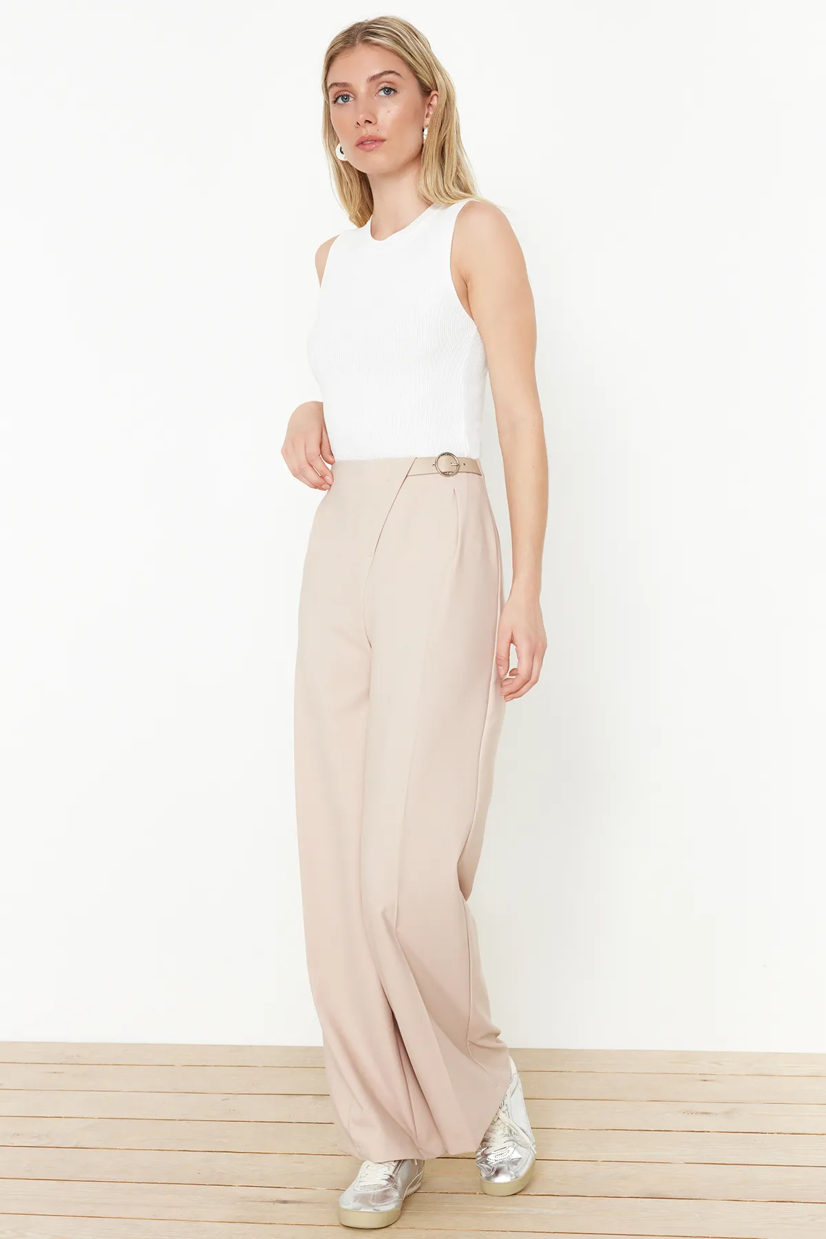 Trendyol Collection  Beige Hose mit weitem Bein und Gürtel aus Iron Trace-Gewebe TWOSS24PL00156