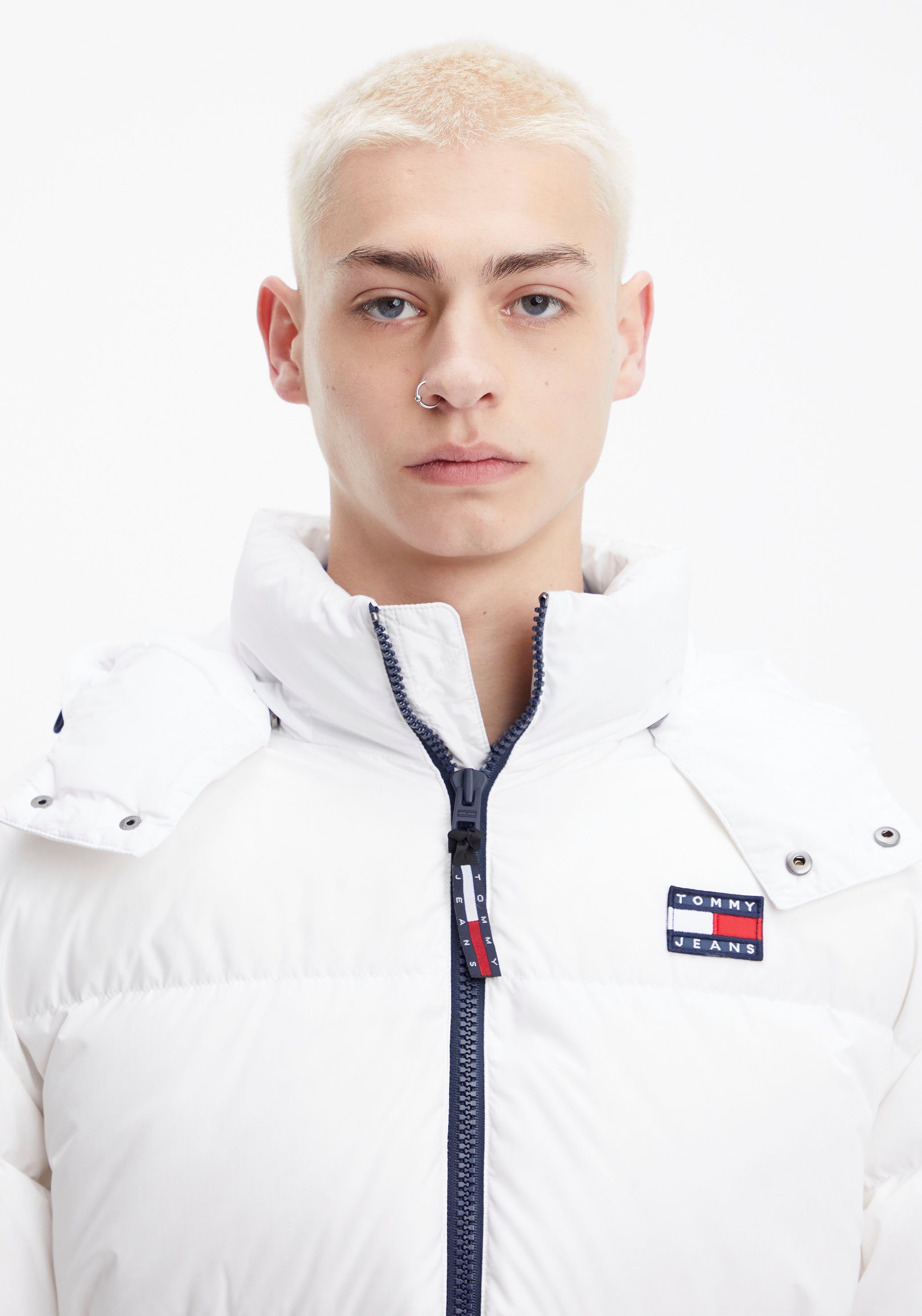 Tommy Jeans Steppjacke TJM ALASKA PUFFER mit Markenlabel