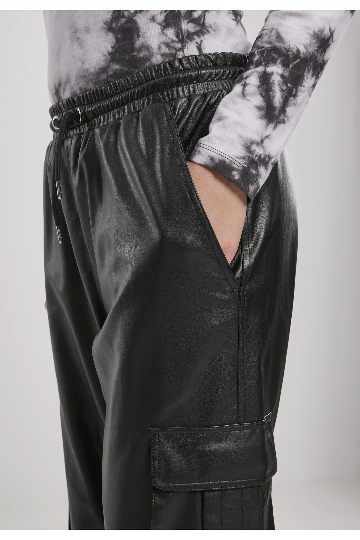 Urban Classics  Damen-Cargohose aus Kunstleder für Damen
