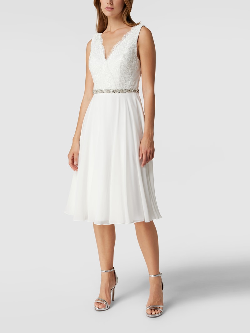 Brautkleid mit floraler Spitze und Ziersteinen in ecru