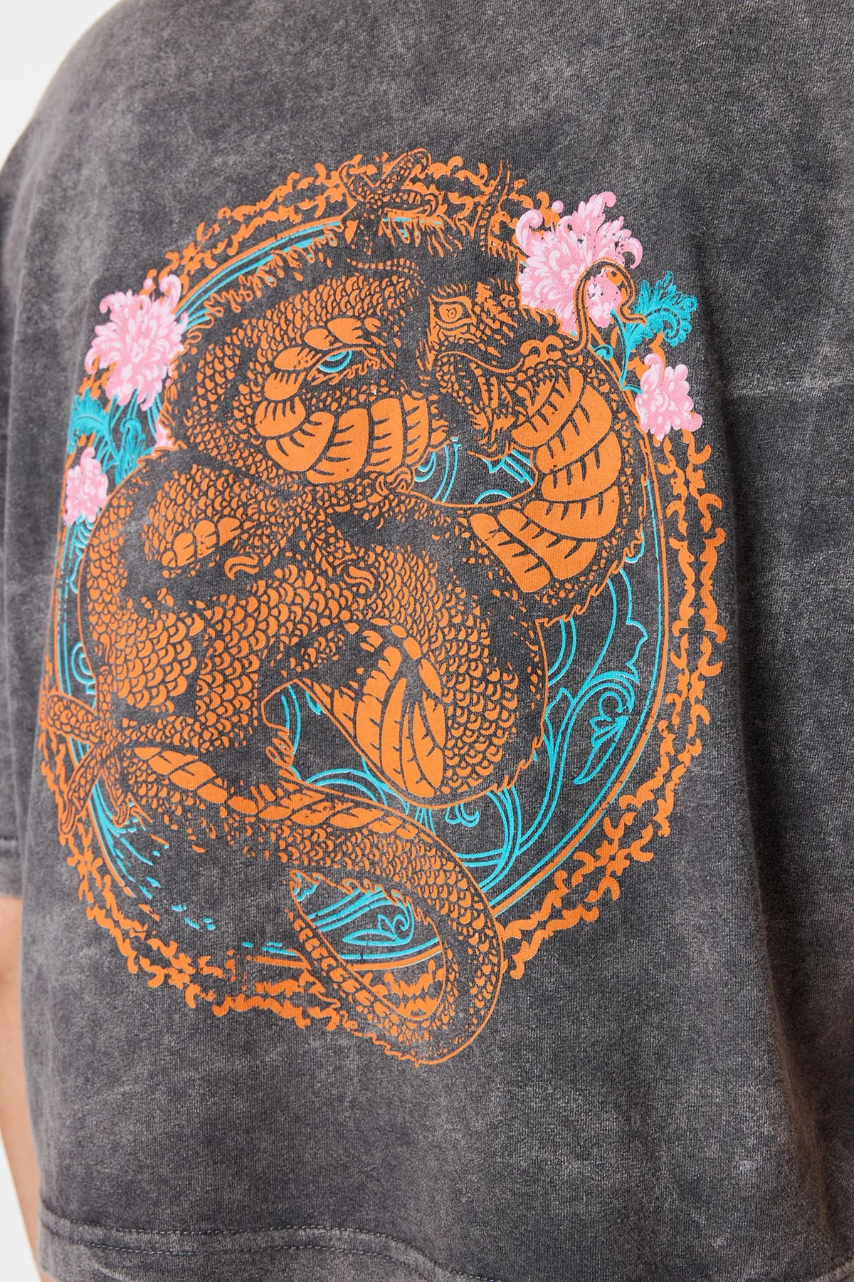 Trendyol Collection  Anthrazitfarbenes, kurz geschnittenes Strick-T-Shirt aus 100 % Baumwolle mit verblasstem Effekt auf der Rückseite und Rundhalsausschnitt TWOSS23TS00116