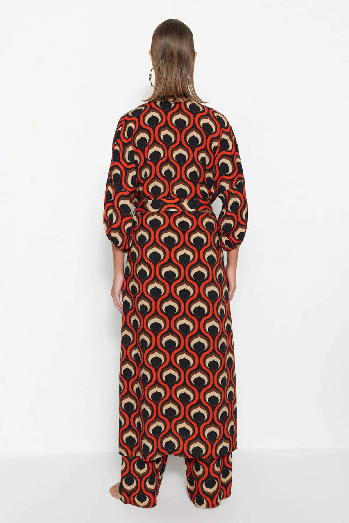 Trendyol Collection  Gewebter Maxi-Kimono und Kaftan mit geometrischem Muster, Gürtel und Ballonärmeln TBESS23KM00046