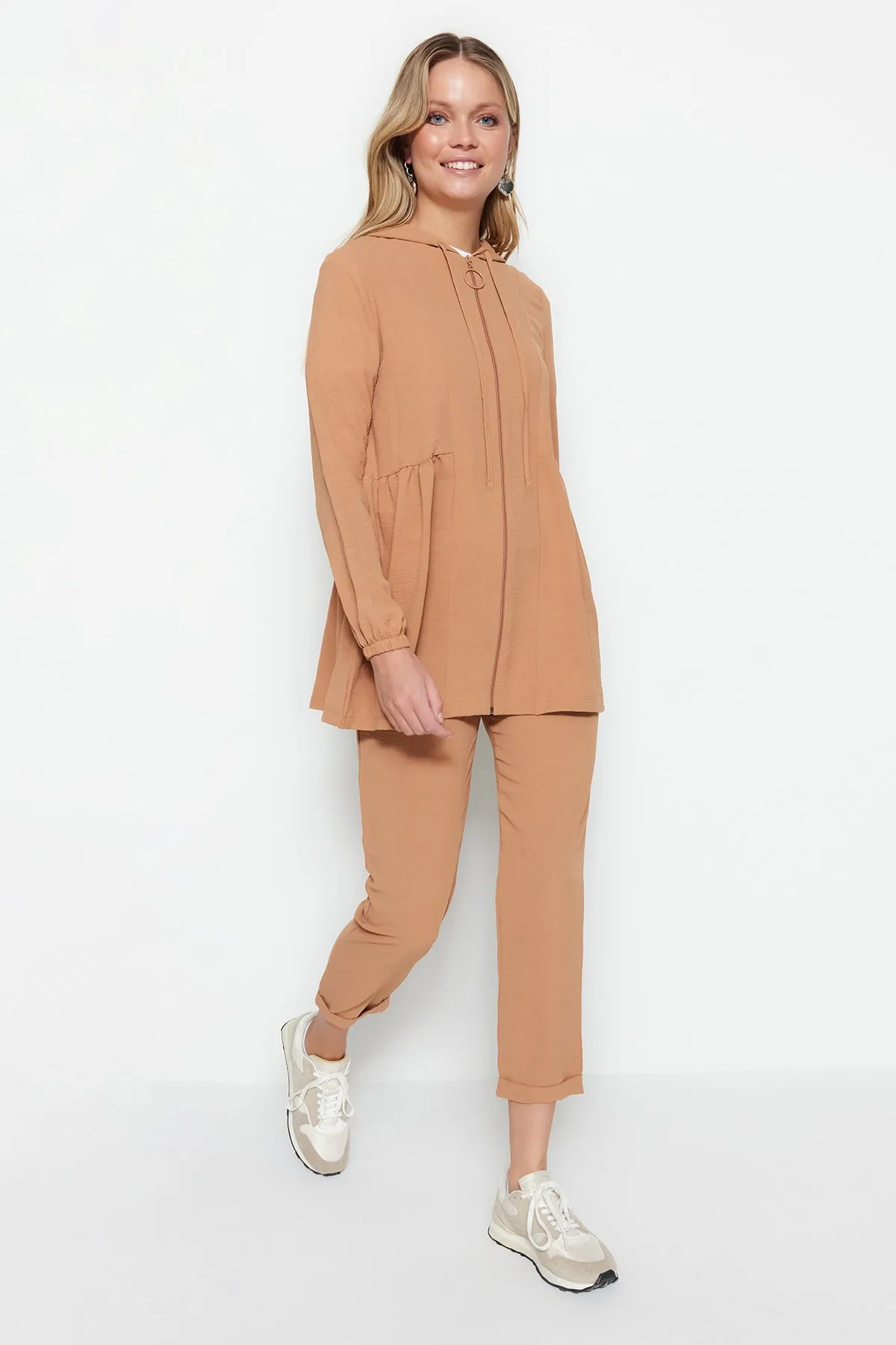 Trendyol Modest  Kamelfarbenes, gewebtes Aerobin-Cardigan-Hosen-Set mit Kapuze und Reißverschluss TCTSS23US00094
