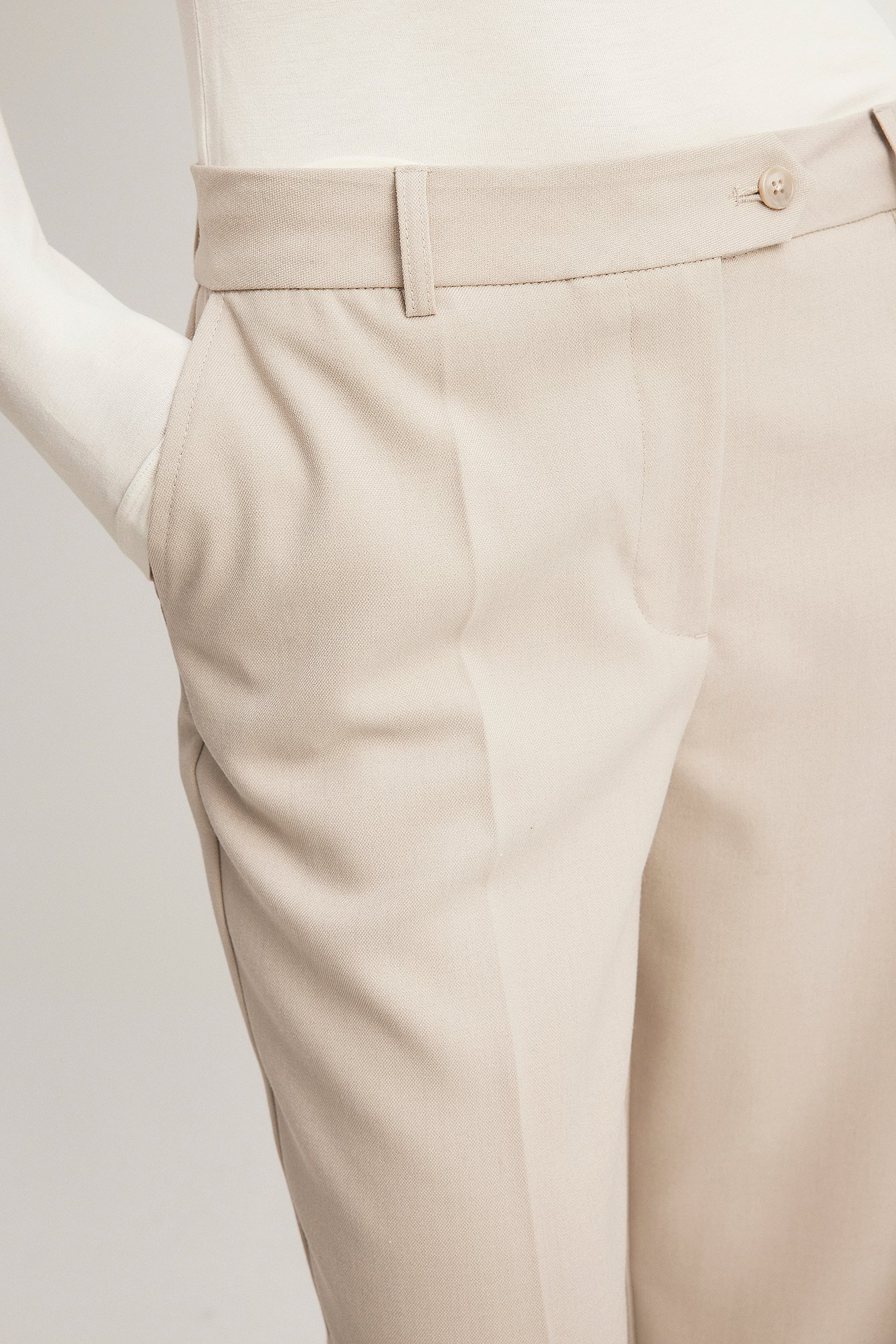 Figurbetonte Anzughose mit mittelhoher Taille
