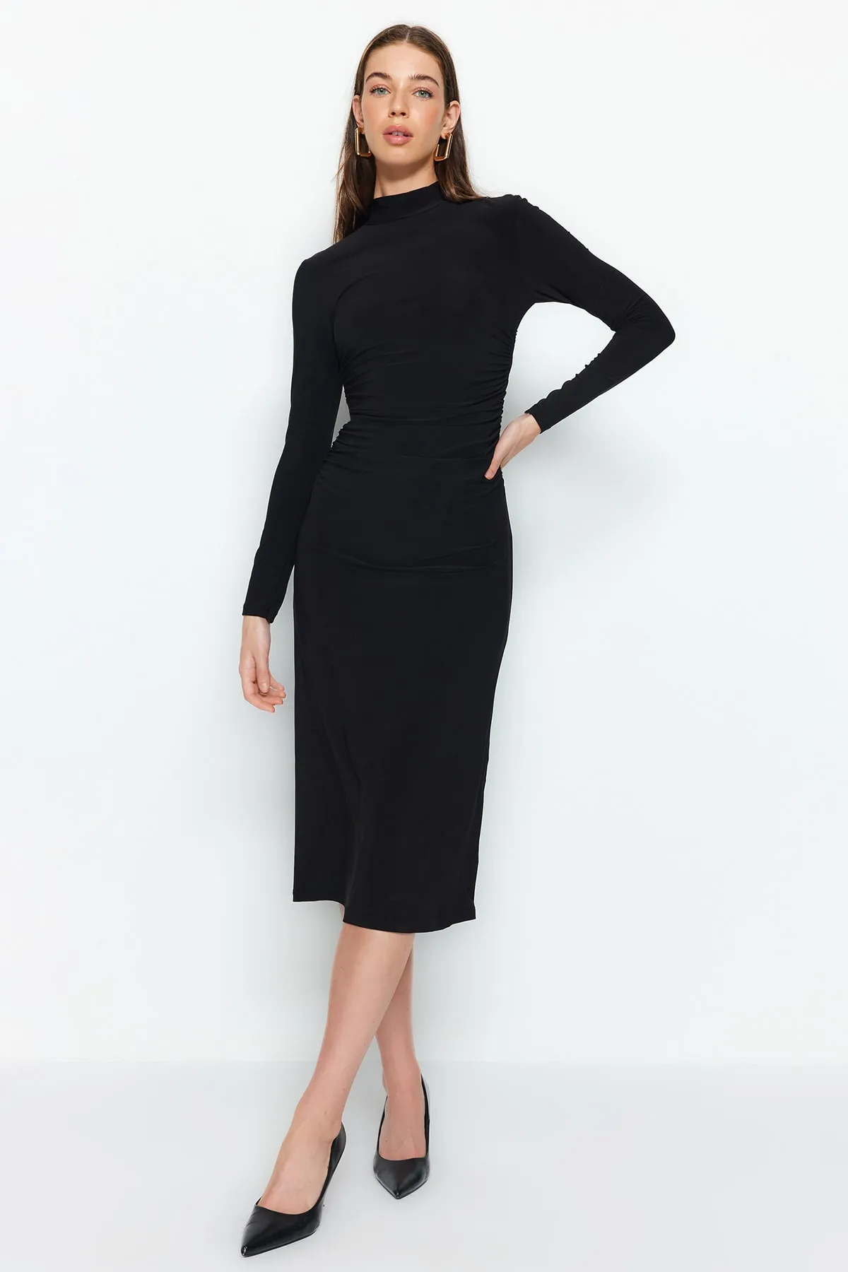 Trendyol Collection  Schwarzes, drapiertes, detailliertes, flexibles Midi-Strickkleid in A-Linie mit hohem Kragen TWOAW24EL00133