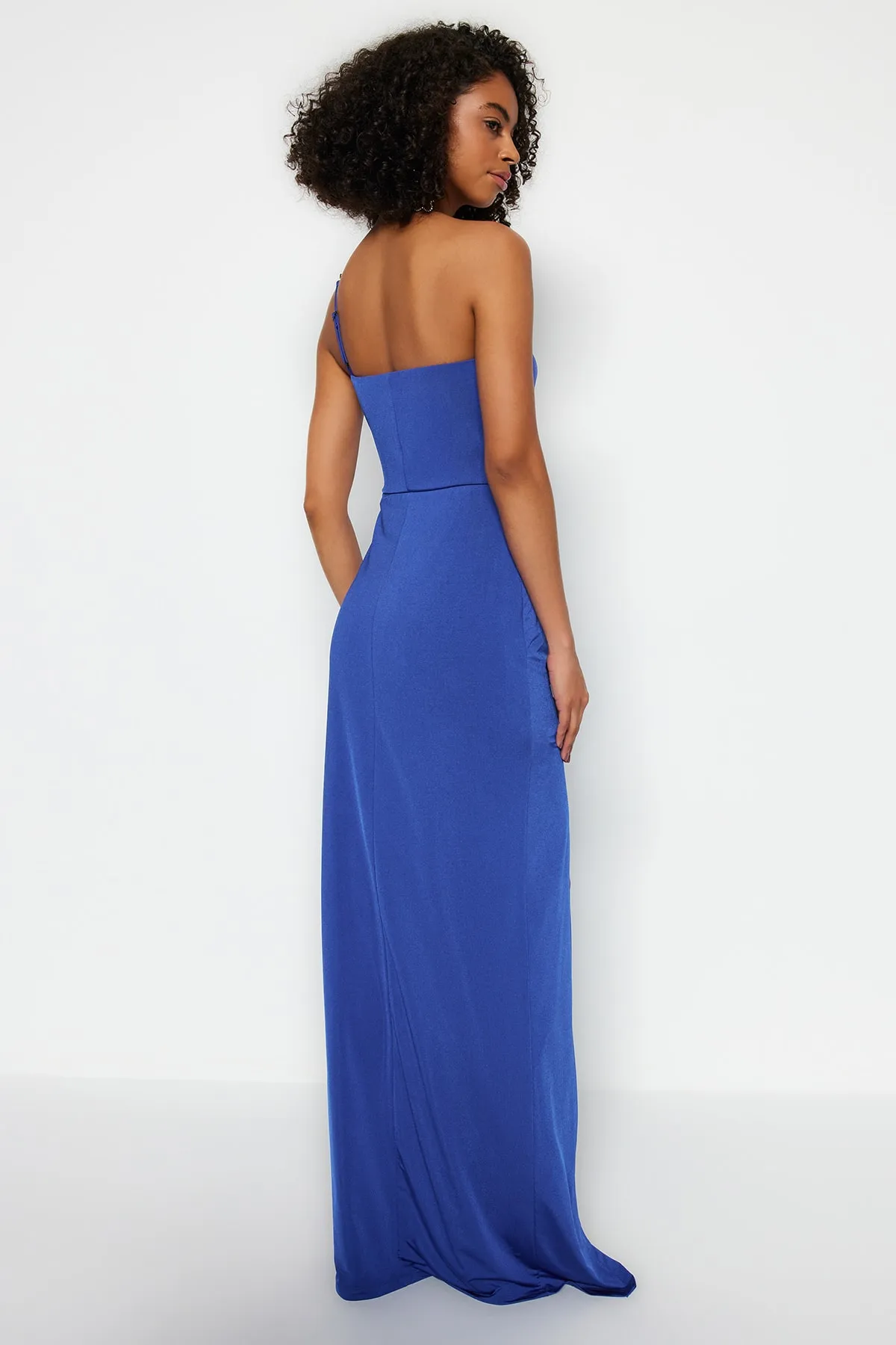 Trendyol Collection  Saks Body-Sitting Langes Abendkleid mit Strick-Accessoires TPRSS23AE00075