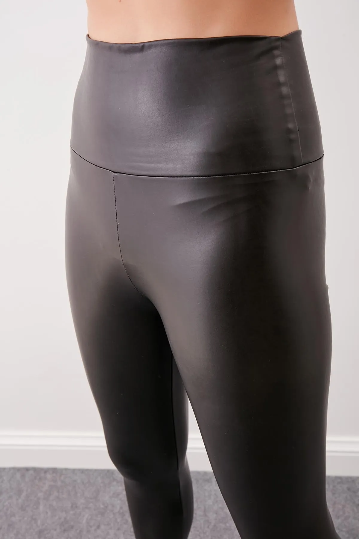 Vitrin  Leggings aus Kunstleder mit hohem Bund und Bändern
