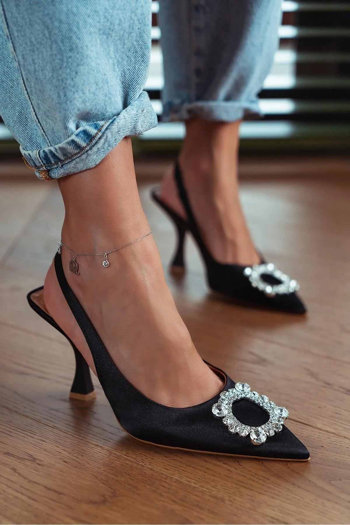 NİŞANTAŞI SHOES  Amara Damen-Schuhe mit Absatz und schwarzen Satin-Steindetails