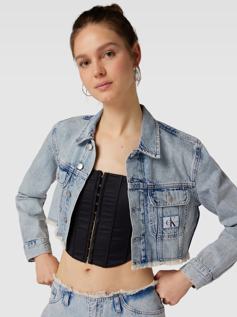Cropped Jeansjacke mit ausgefranstem Saum in hellblau