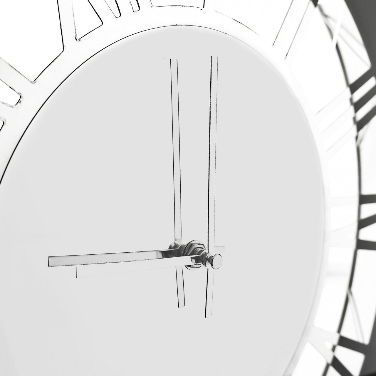 Almina Elegante Wanduhr in Silber mit Römischen Ziffern ?60 cm moderne Uhr