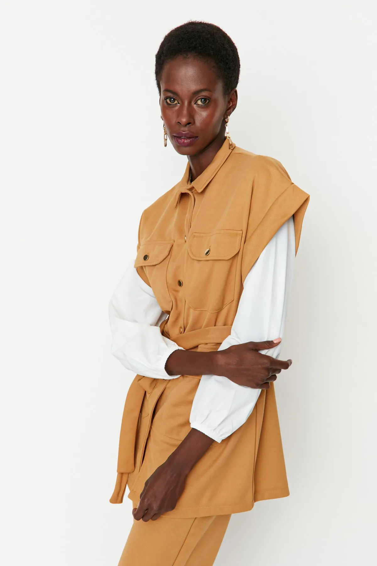 Trendyol Modest  Kamelfarbener Scuba-Westen-Hosen-Strickanzug mit Taillenschnürung TCTAW23US00167