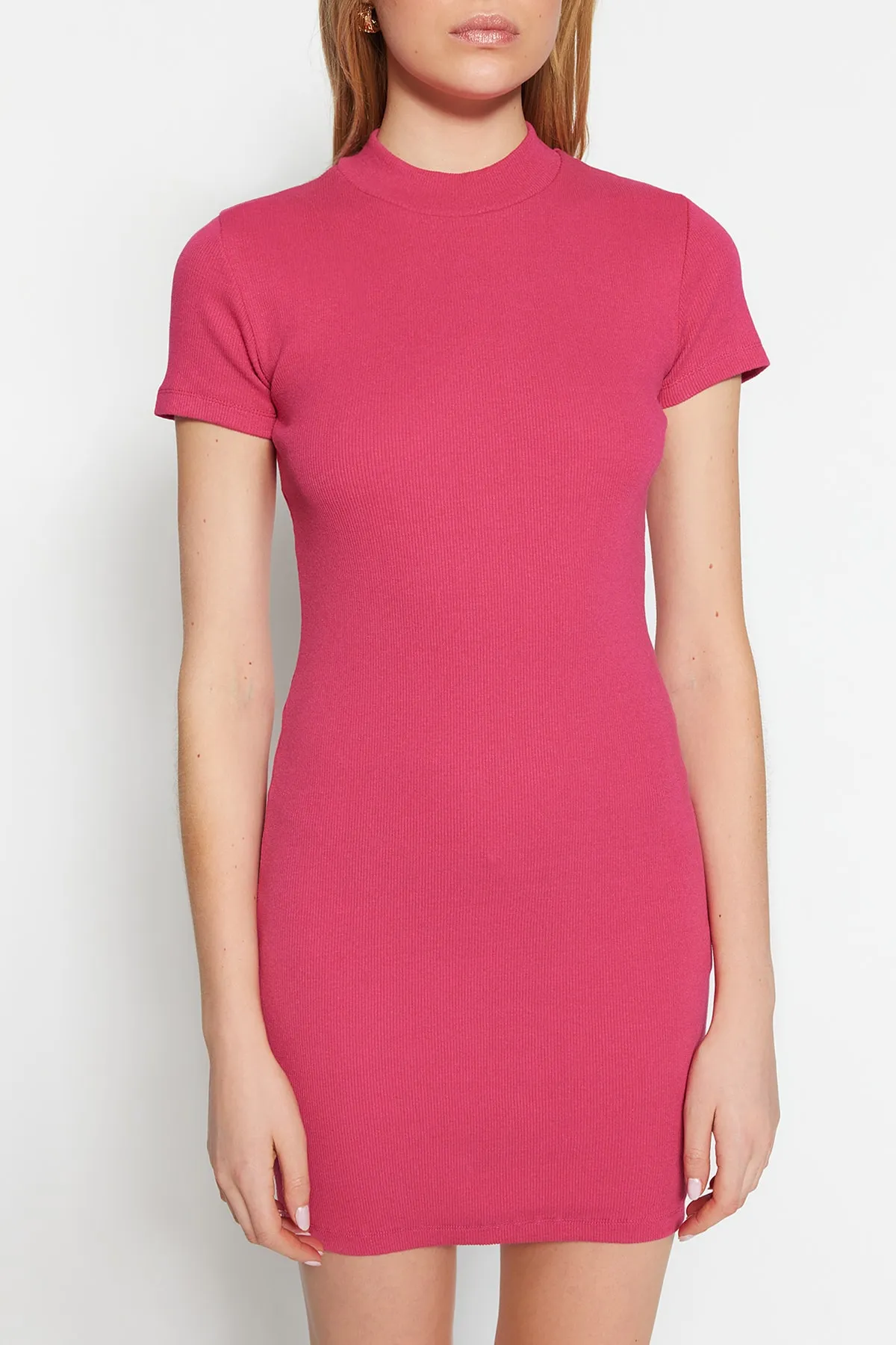 Trendyol Collection  Fuchsia Kurzärmliges, geripptes, dehnbares Mini-Bleistiftkleid aus Strick mit Rundhalsausschnitt TWOSS22EL2822
