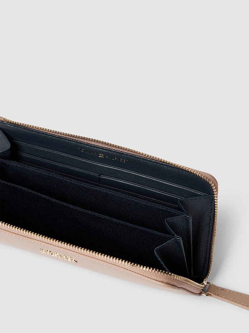 Portemonnaie mit Label-Applikation in taupe