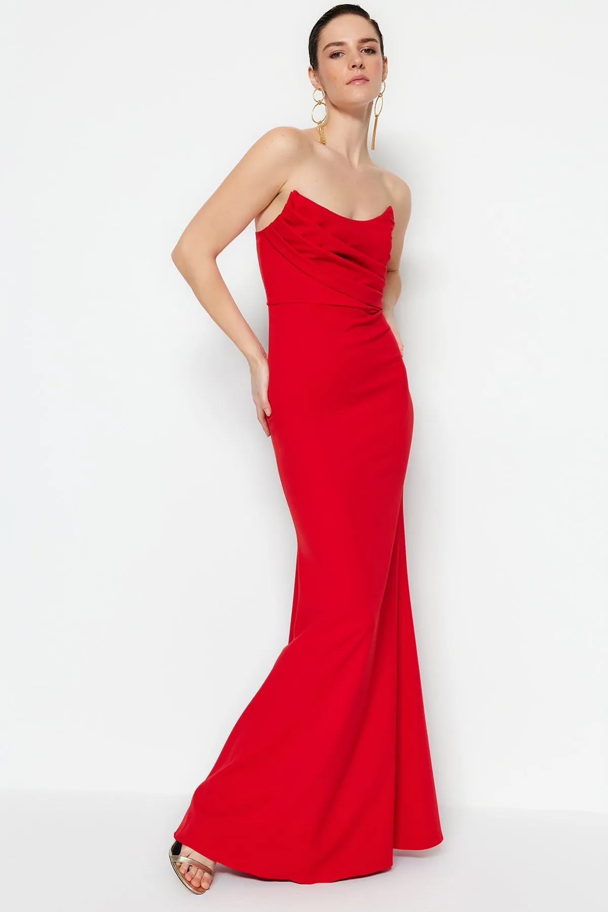 Trendyol Collection  Rotes langes Abendkleid mit Kragendetail TPRSS21AE0121