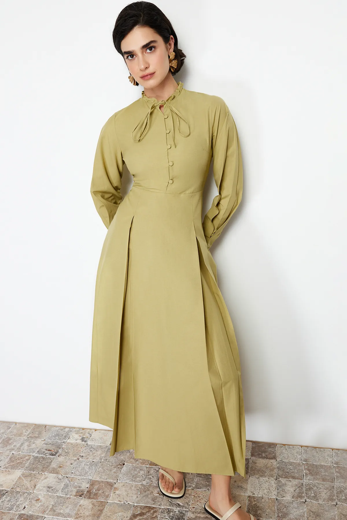 Trendyol Modest  Khakifarbenes Kleid aus Baumwollgewebe mit ausgestelltem Rock TCTSS24EB00149